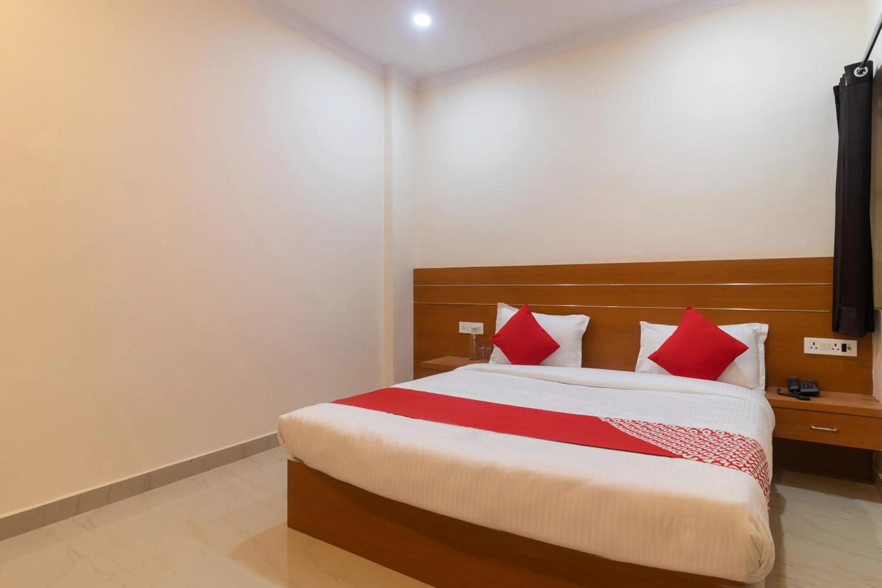 Bedroom, Bed in Hotel O 74351 LCK603-MOCA