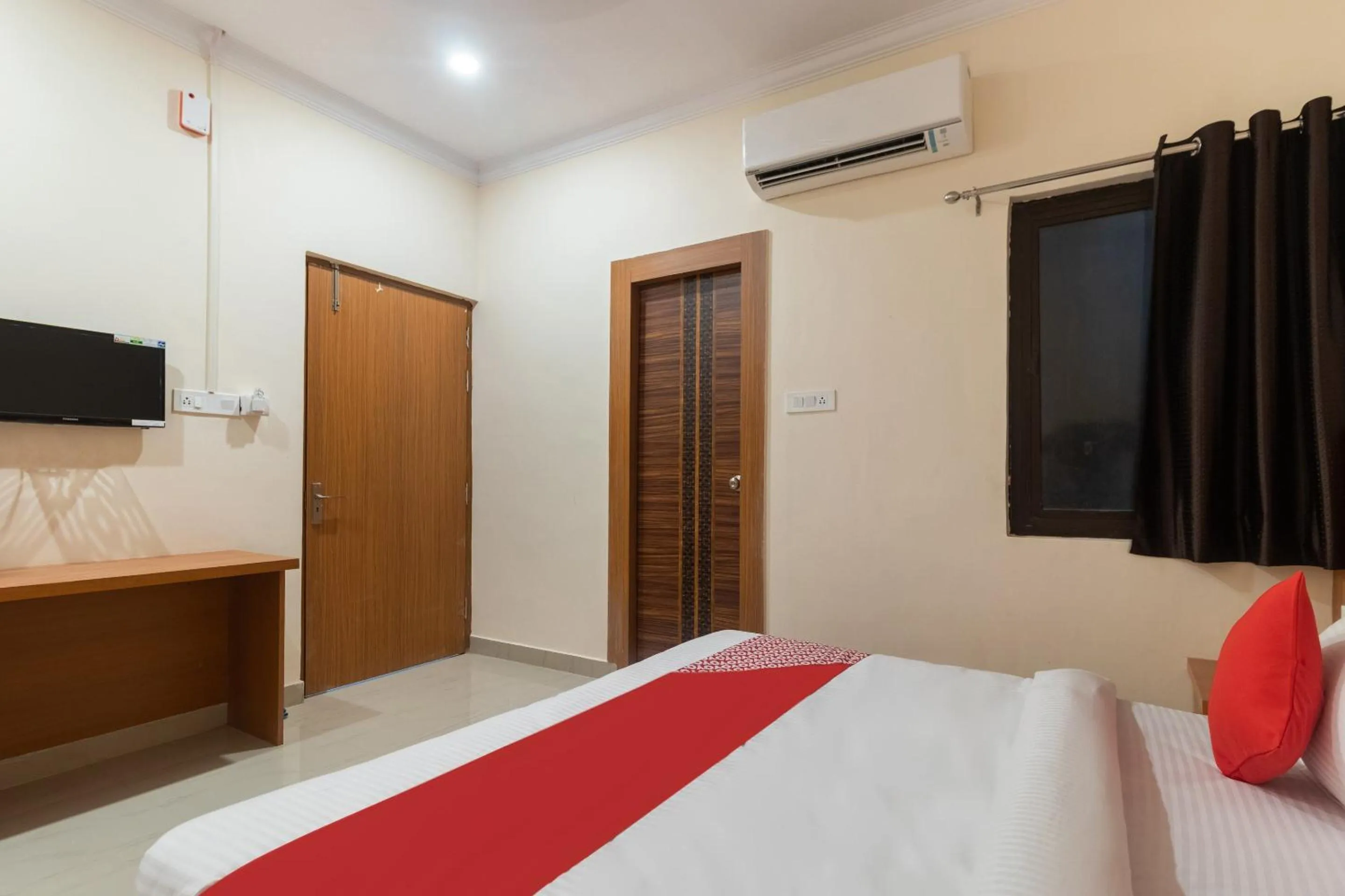 Bedroom, Bed in Hotel O 74351 LCK603-MOCA