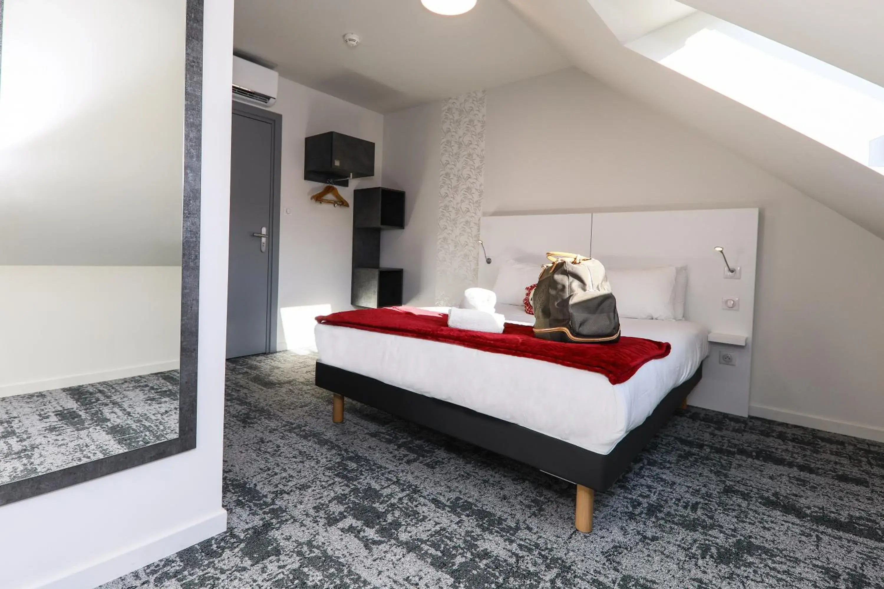 Property building, Bed in The Originals City, Hôtel Mulhouse, Ile Napoleon Property building, Bed in The Originals City, Hôtel Mulhouse, Ile Napoleon