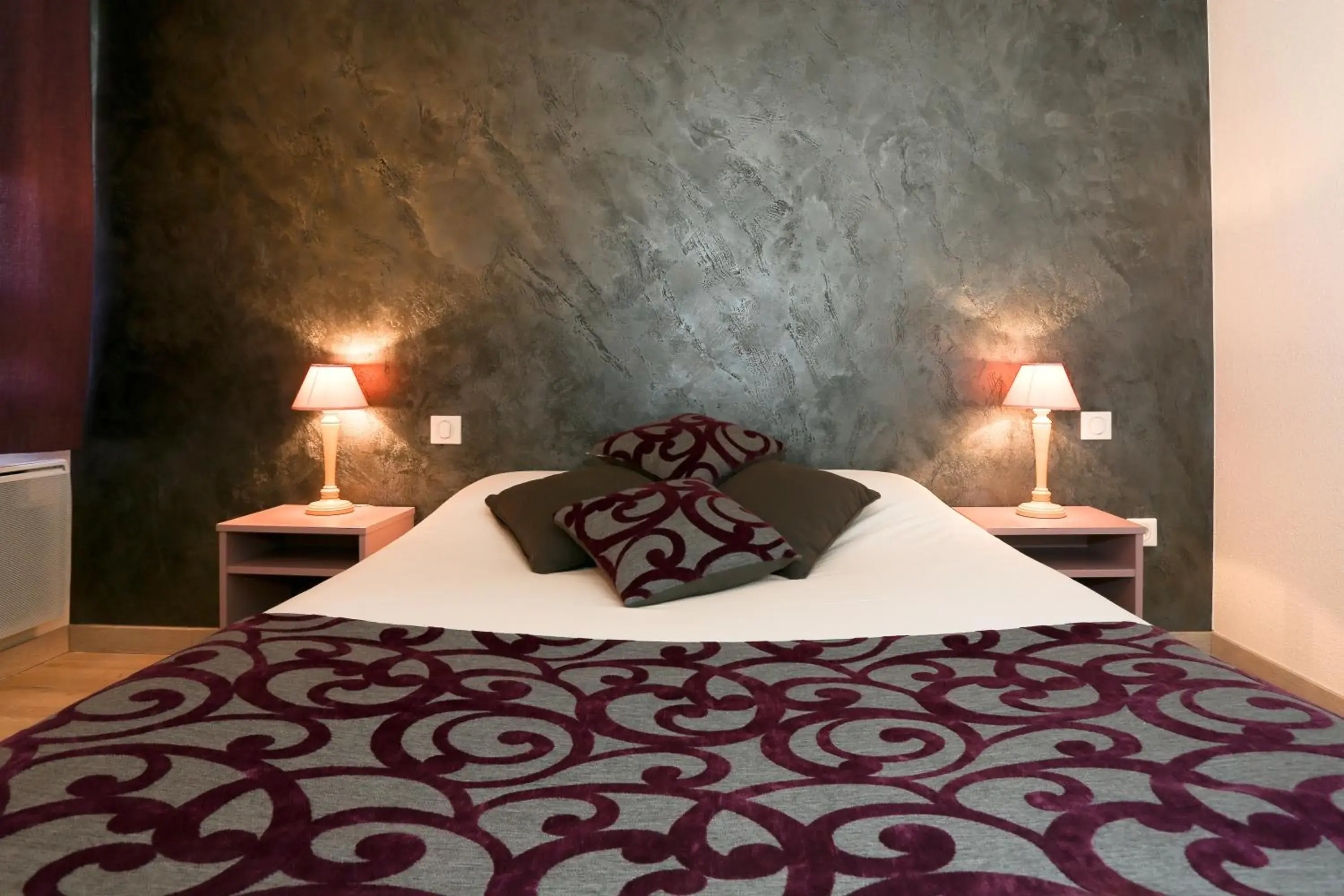 Bed in The Originals City, Hôtel Mulhouse, Ile Napoleon Bed in The Originals City, Hôtel Mulhouse, Ile Napoleon