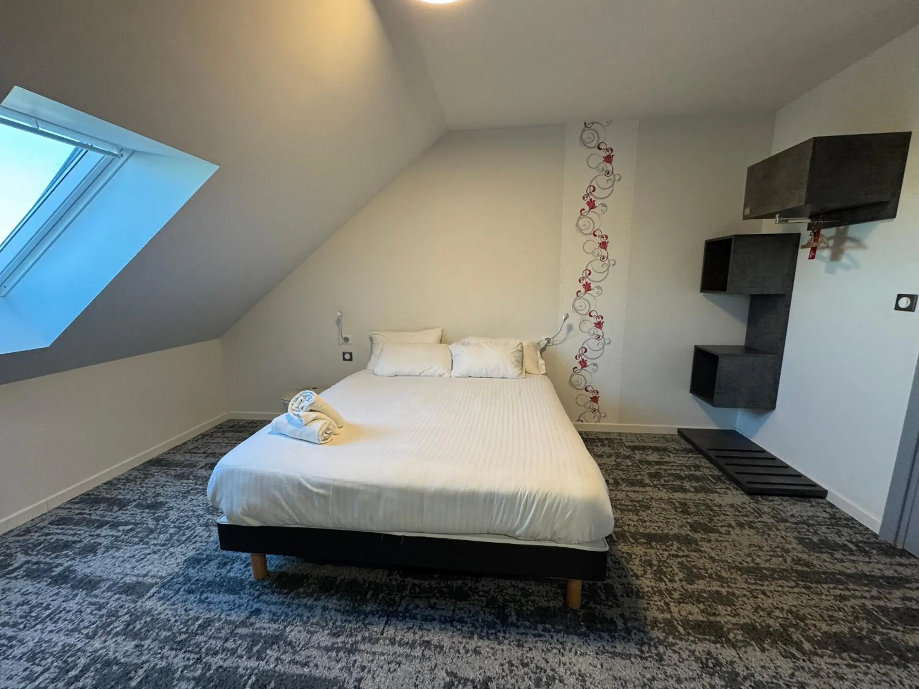 Bed in The Originals City, Hôtel Mulhouse, Ile Napoleon Bed in The Originals City, Hôtel Mulhouse, Ile Napoleon