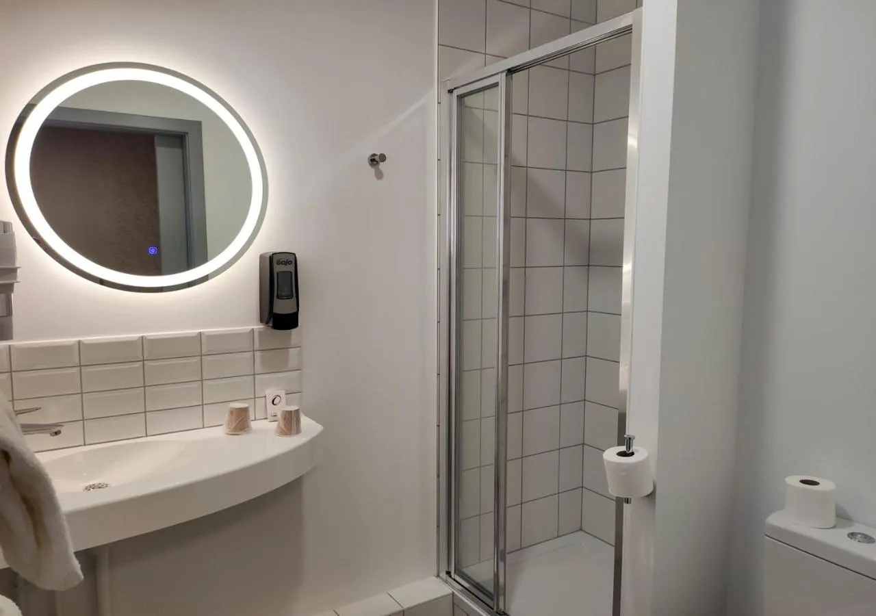 Bathroom in The Originals City, Hôtel Mulhouse, Ile Napoleon