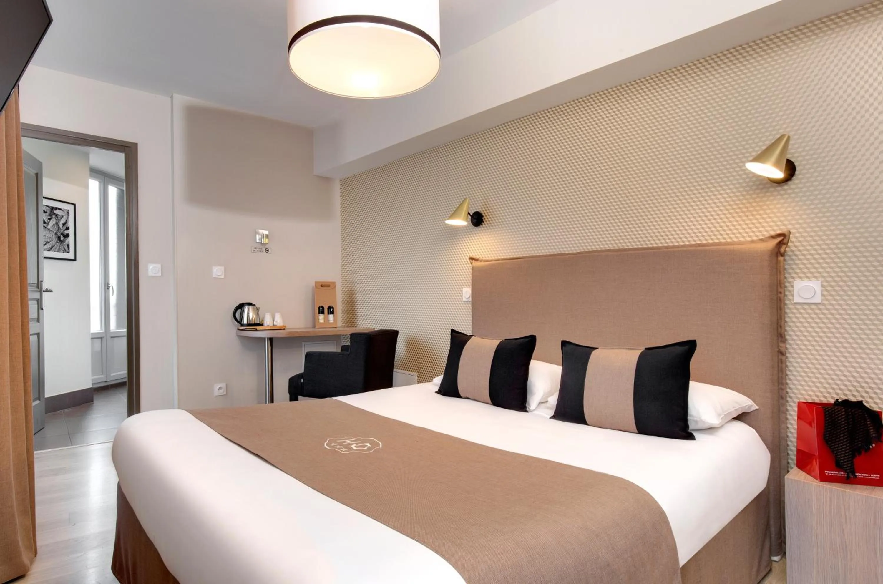 Photo of the whole room, Bed in Hôtel des Ducs