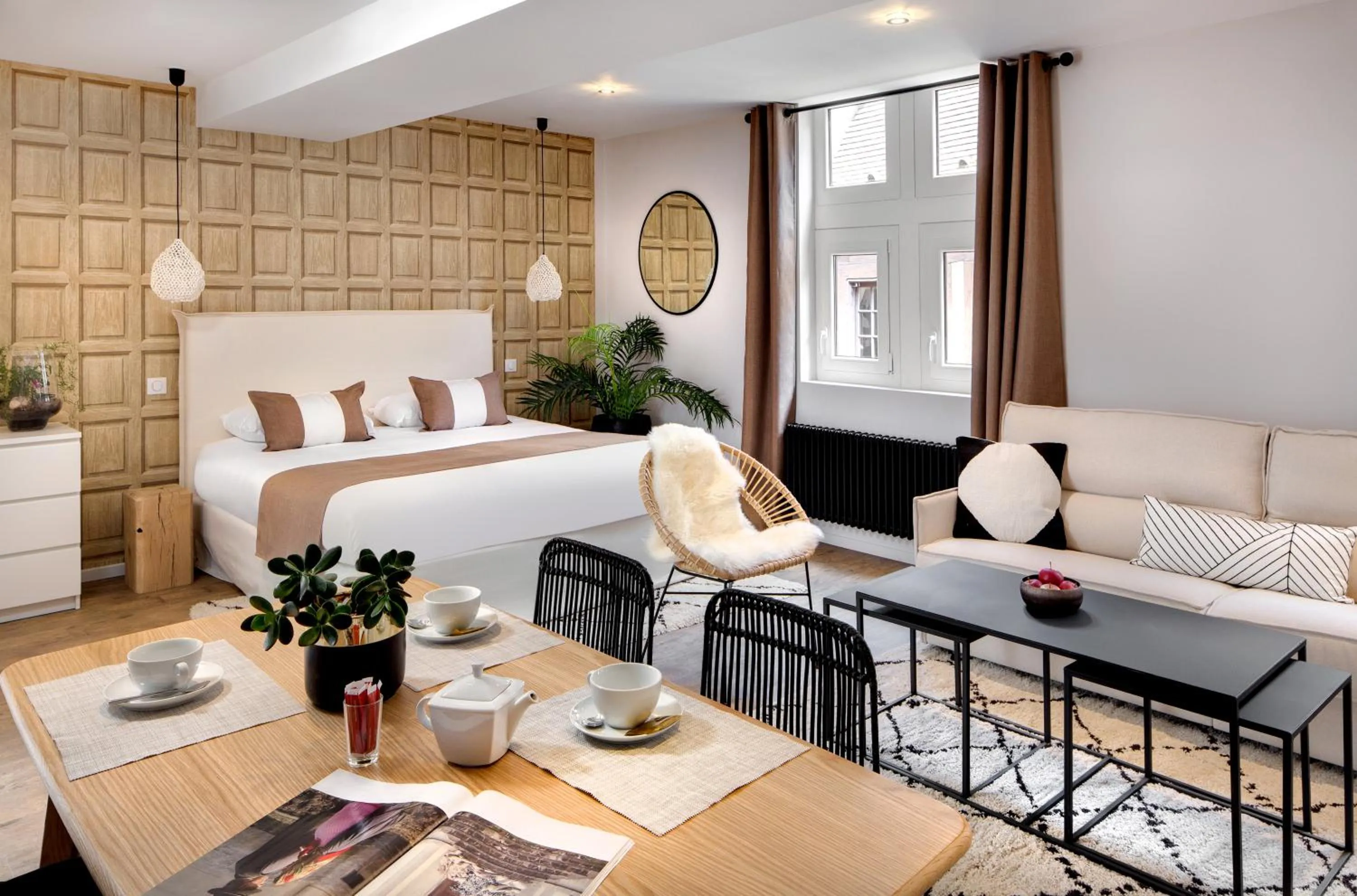 Photo of the whole room, Bed in Hôtel des Ducs