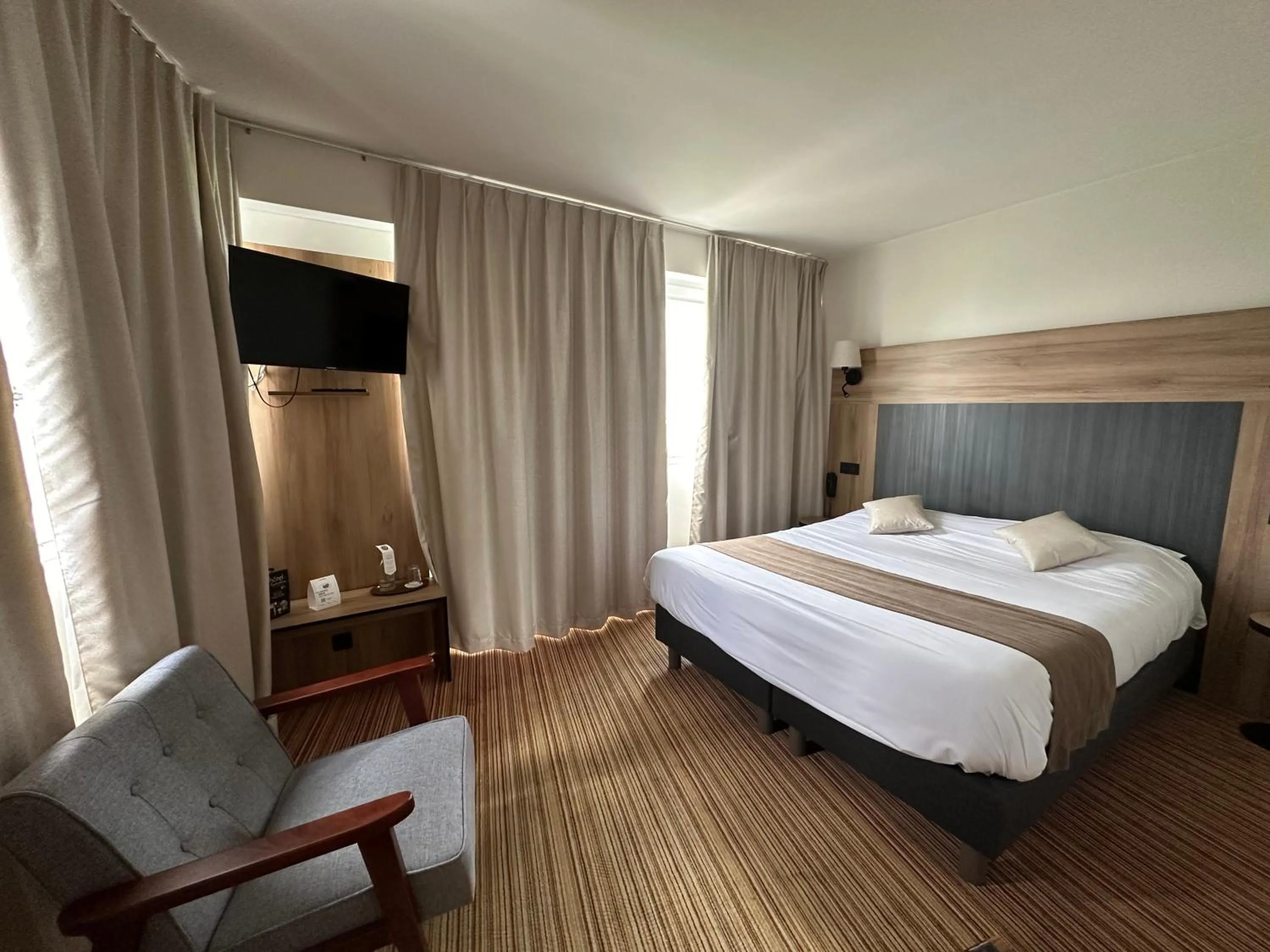 Photo of the whole room, Bed in The Originals City, Hôtel Napoléon, La Roche-sur-Yon