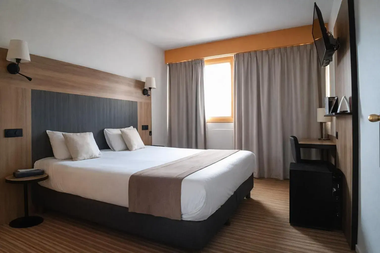 Photo of the whole room, Bed in The Originals City, Hôtel Napoléon, La Roche-sur-Yon Photo of the whole room, Bed in The Originals City, Hôtel Napoléon, La Roche-sur-Yon