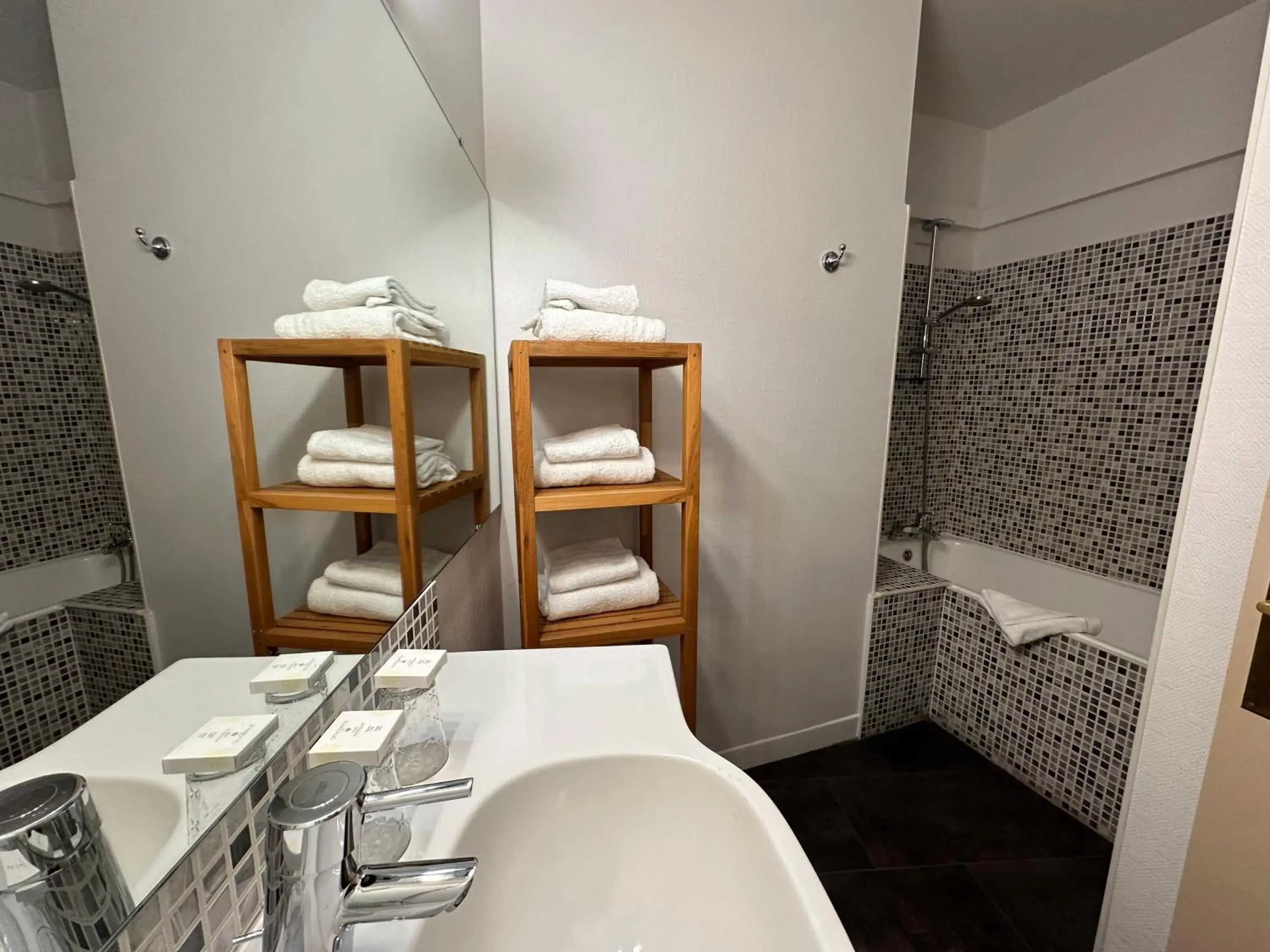 Bathroom in The Originals City, Hôtel Napoléon, La Roche-sur-Yon Bathroom in The Originals City, Hôtel Napoléon, La Roche-sur-Yon