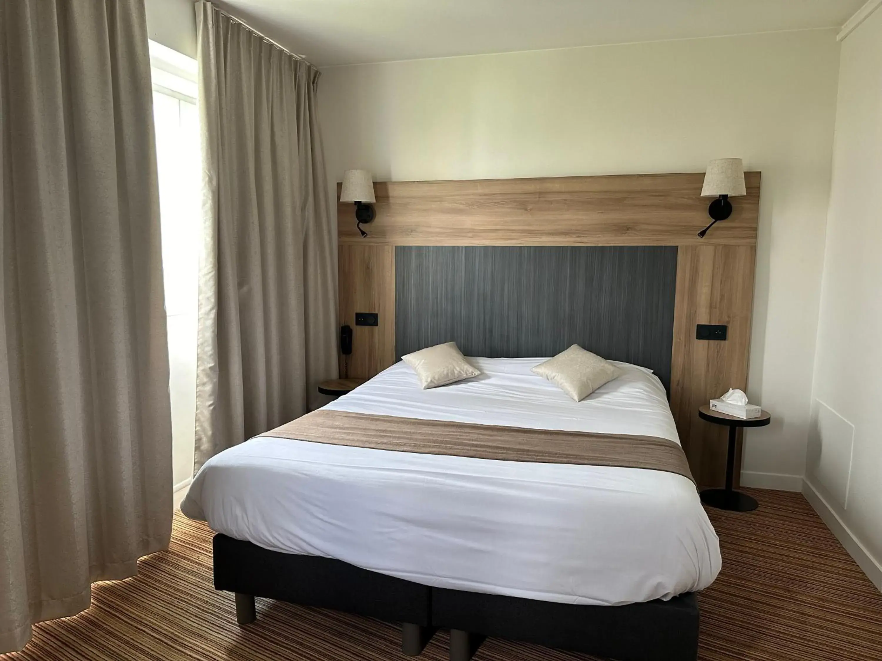 Bed in The Originals City, Hôtel Napoléon, La Roche-sur-Yon Bed in The Originals City, Hôtel Napoléon, La Roche-sur-Yon