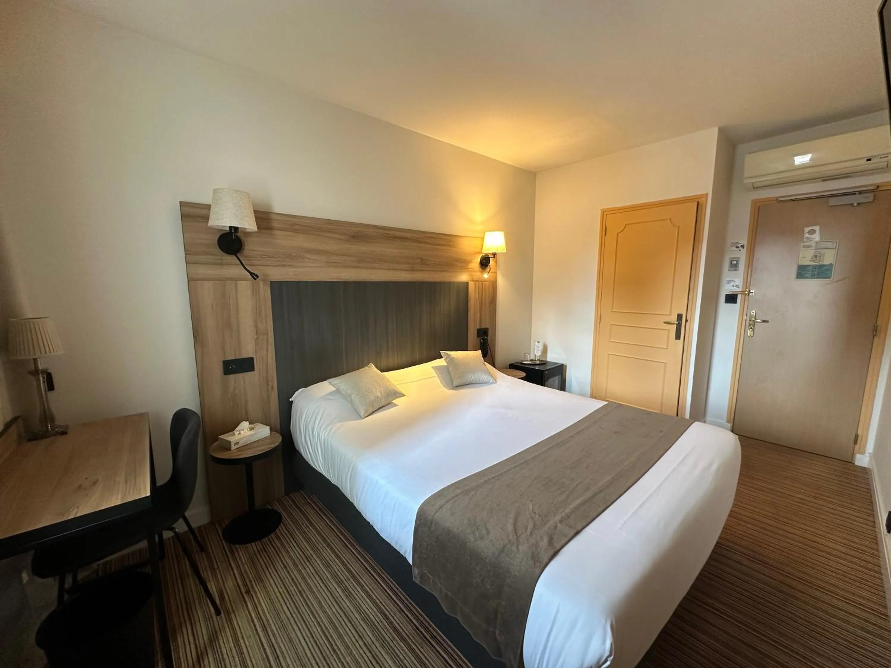 Photo of the whole room, Bed in The Originals City, Hôtel Napoléon, La Roche-sur-Yon