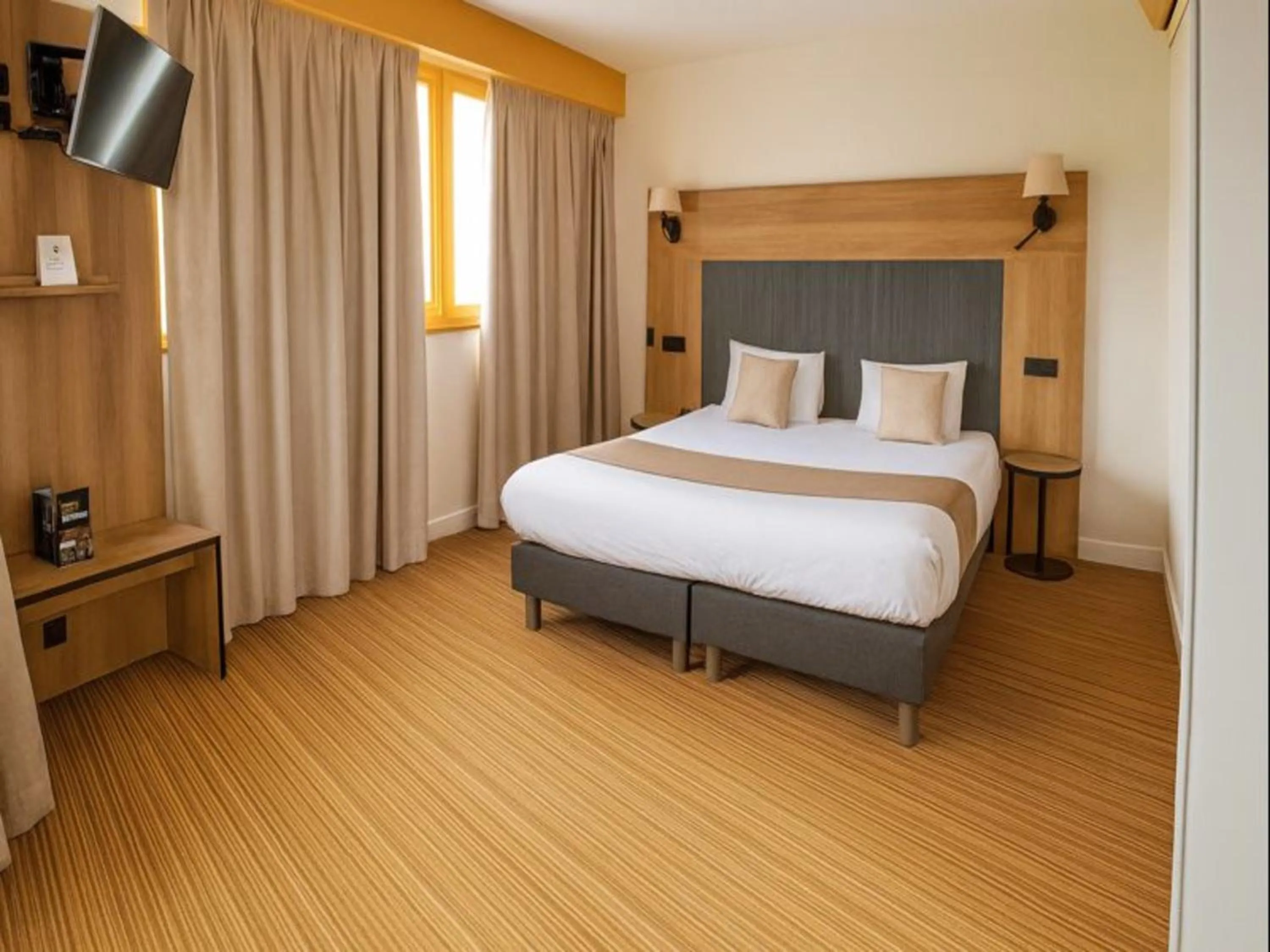 Bedroom, Bed in The Originals City, Hôtel Napoléon, La Roche-sur-Yon