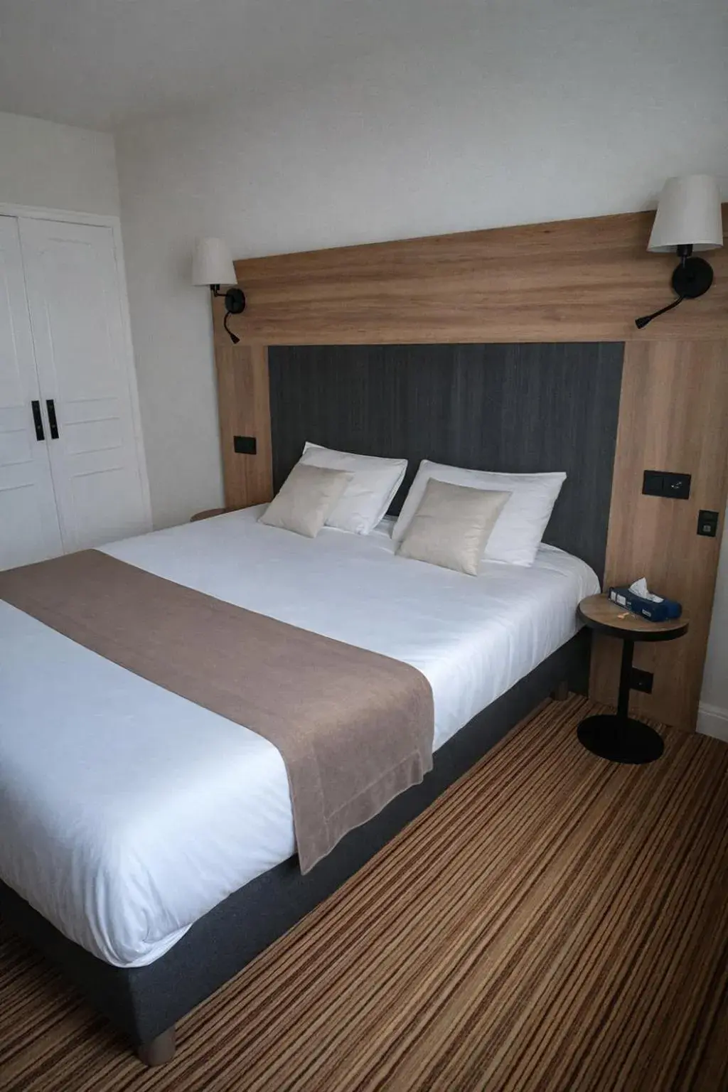 Bedroom, Bed in The Originals City, Hôtel Napoléon, La Roche-sur-Yon Bedroom, Bed in The Originals City, Hôtel Napoléon, La Roche-sur-Yon