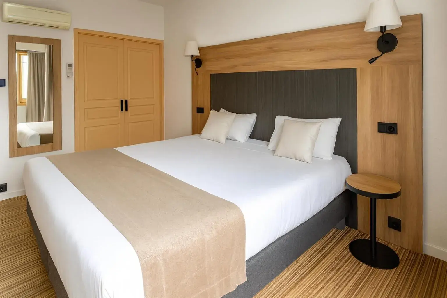 Bedroom, Bed in The Originals City, Hôtel Napoléon, La Roche-sur-Yon Bedroom, Bed in The Originals City, Hôtel Napoléon, La Roche-sur-Yon