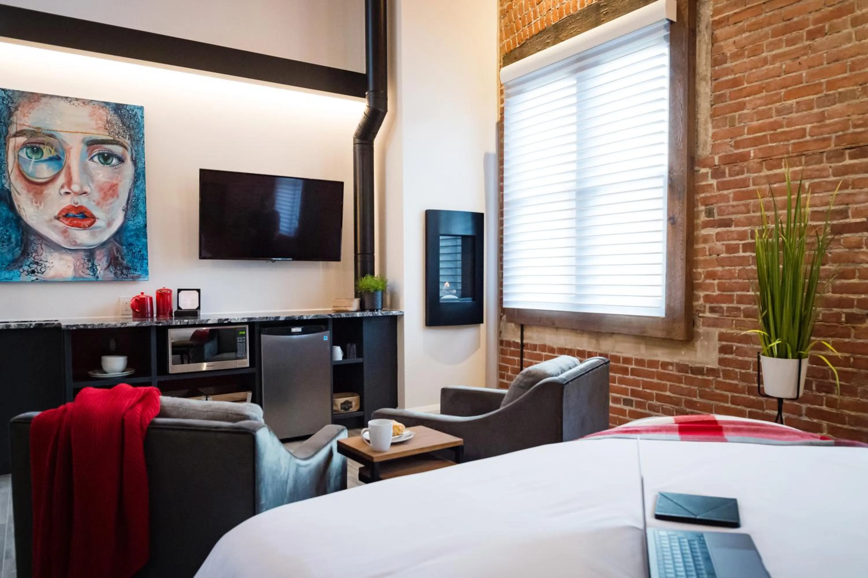 Kitchen or kitchenette, Bed in 48 King West Boutique Hotel