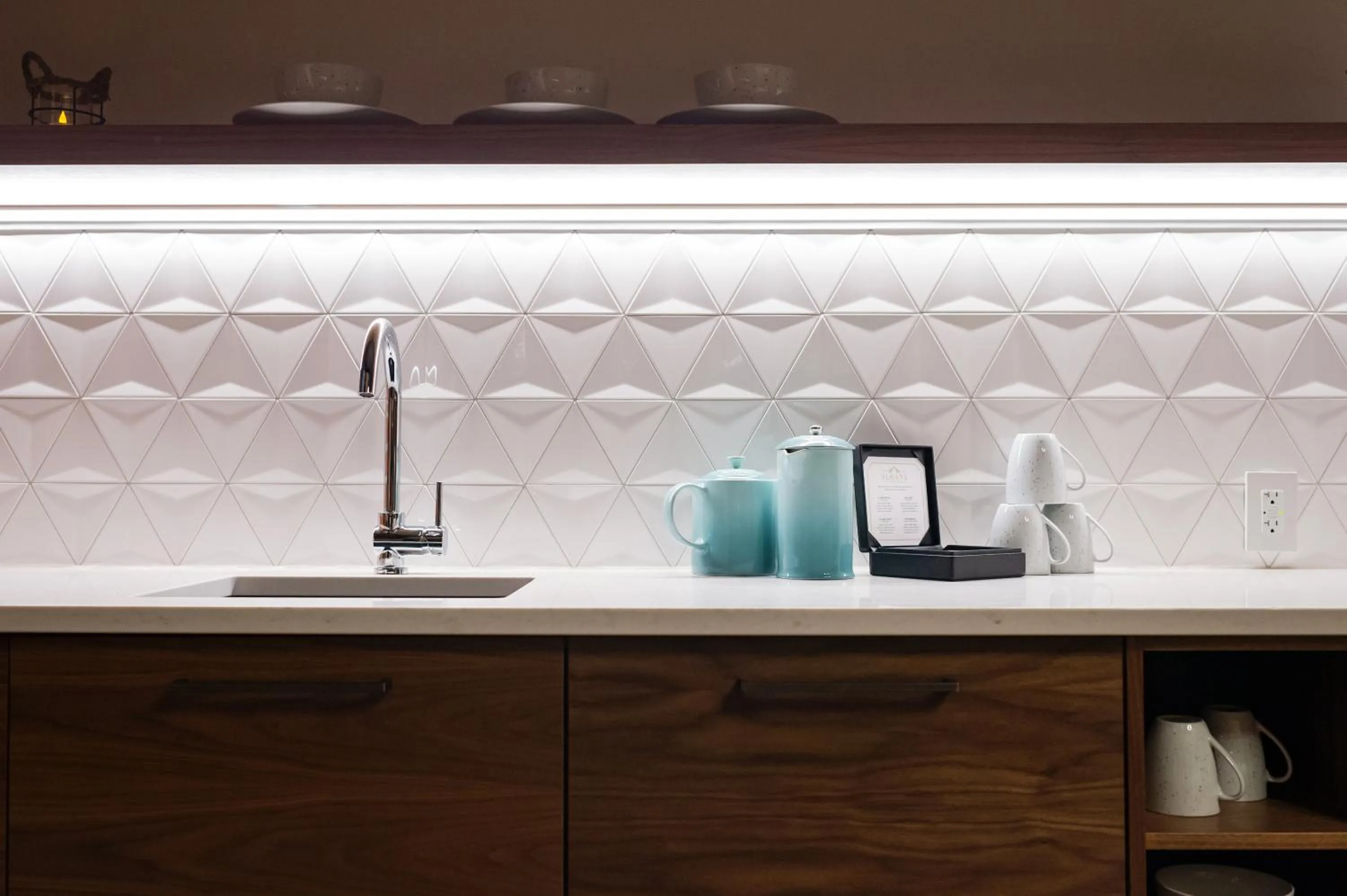 Coffee/tea facilities in 48 King West Boutique Hotel