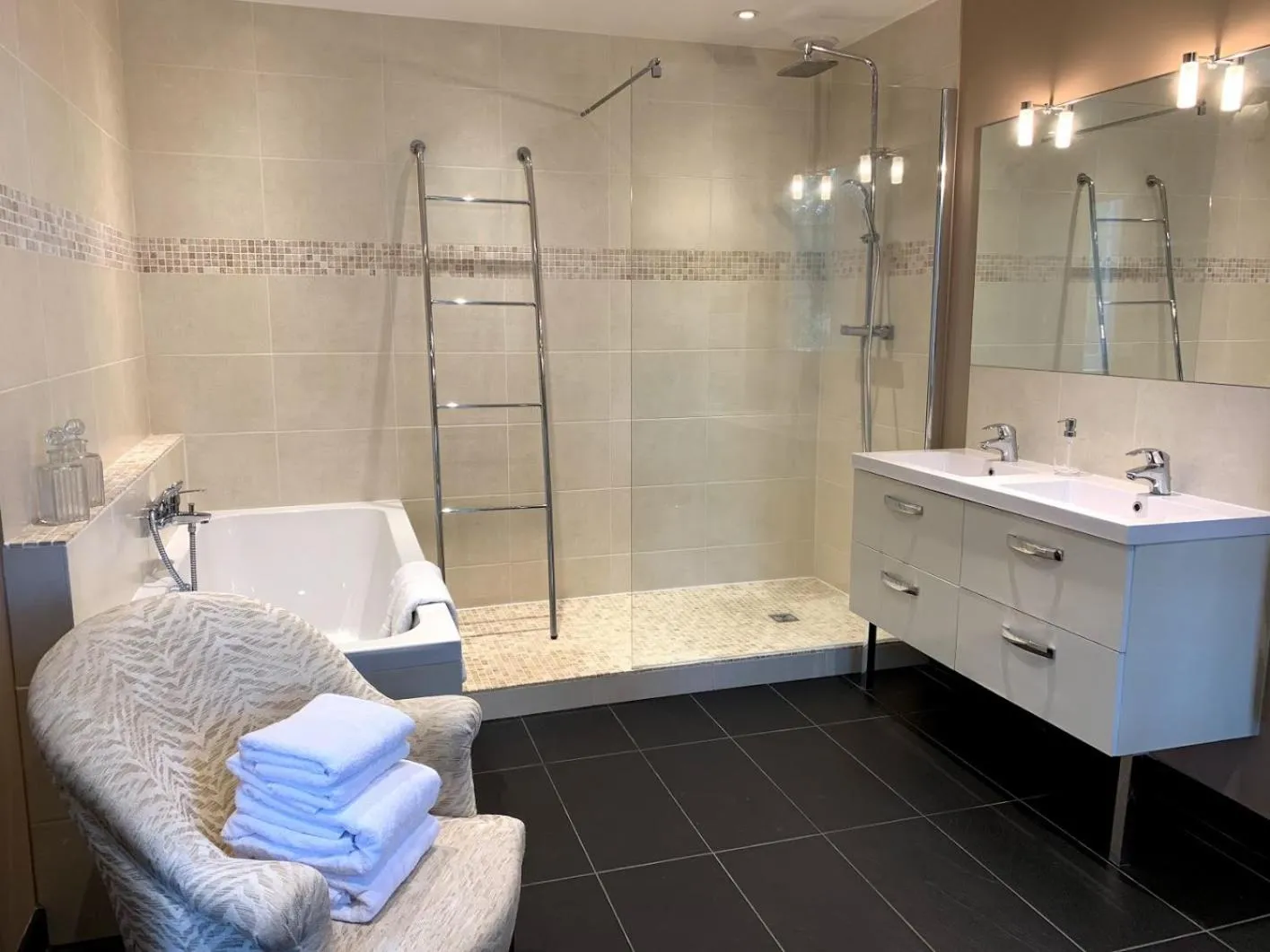 Bathroom in COLIVAULT