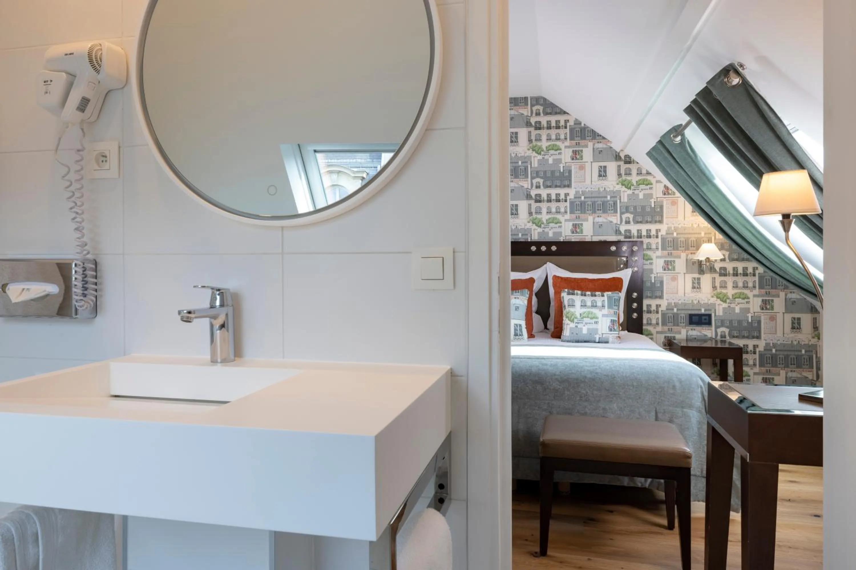 Bathroom, Bed in Hotel le 46