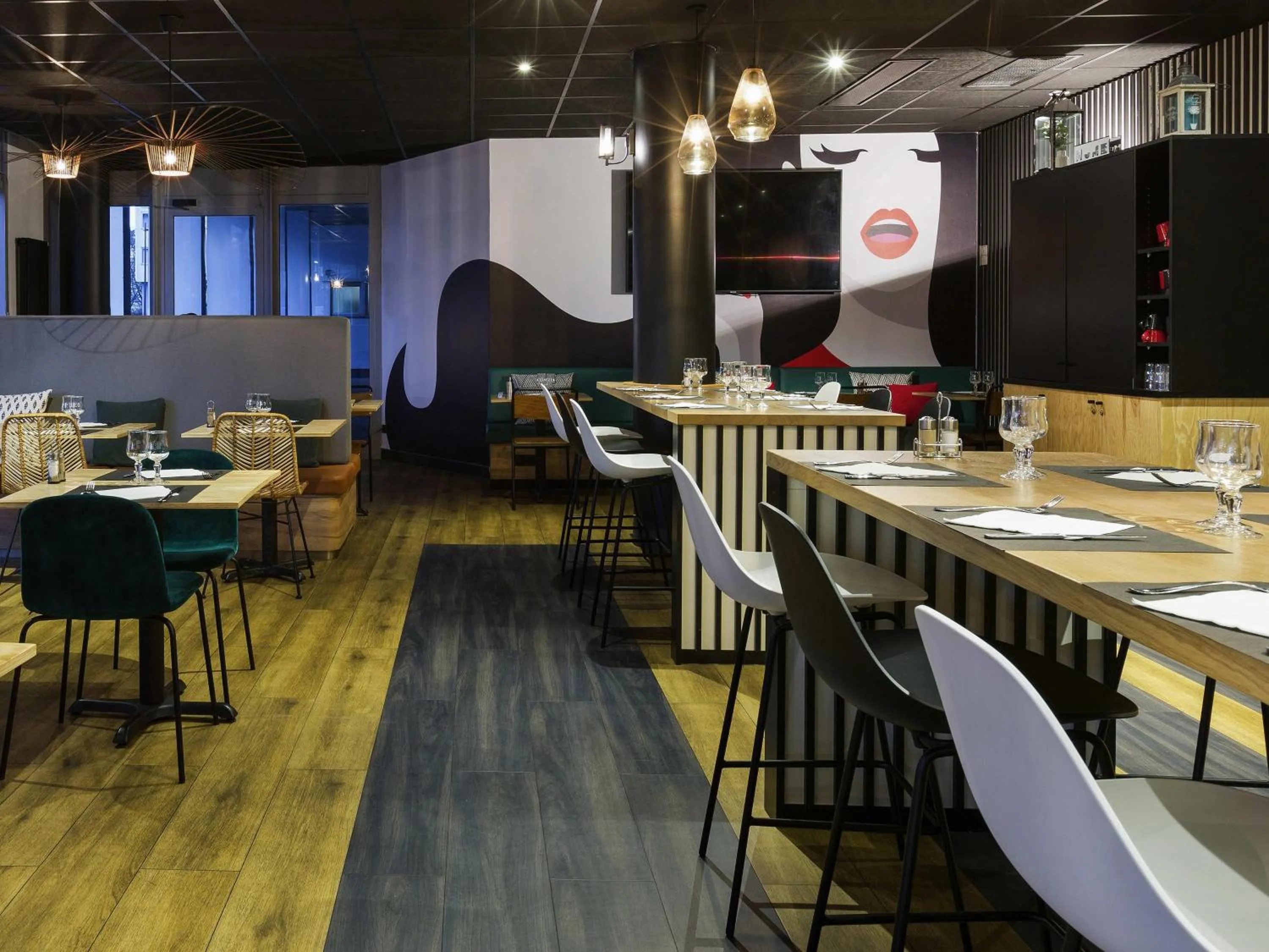 Restaurant/places to eat in ibis Styles Massy Opéra