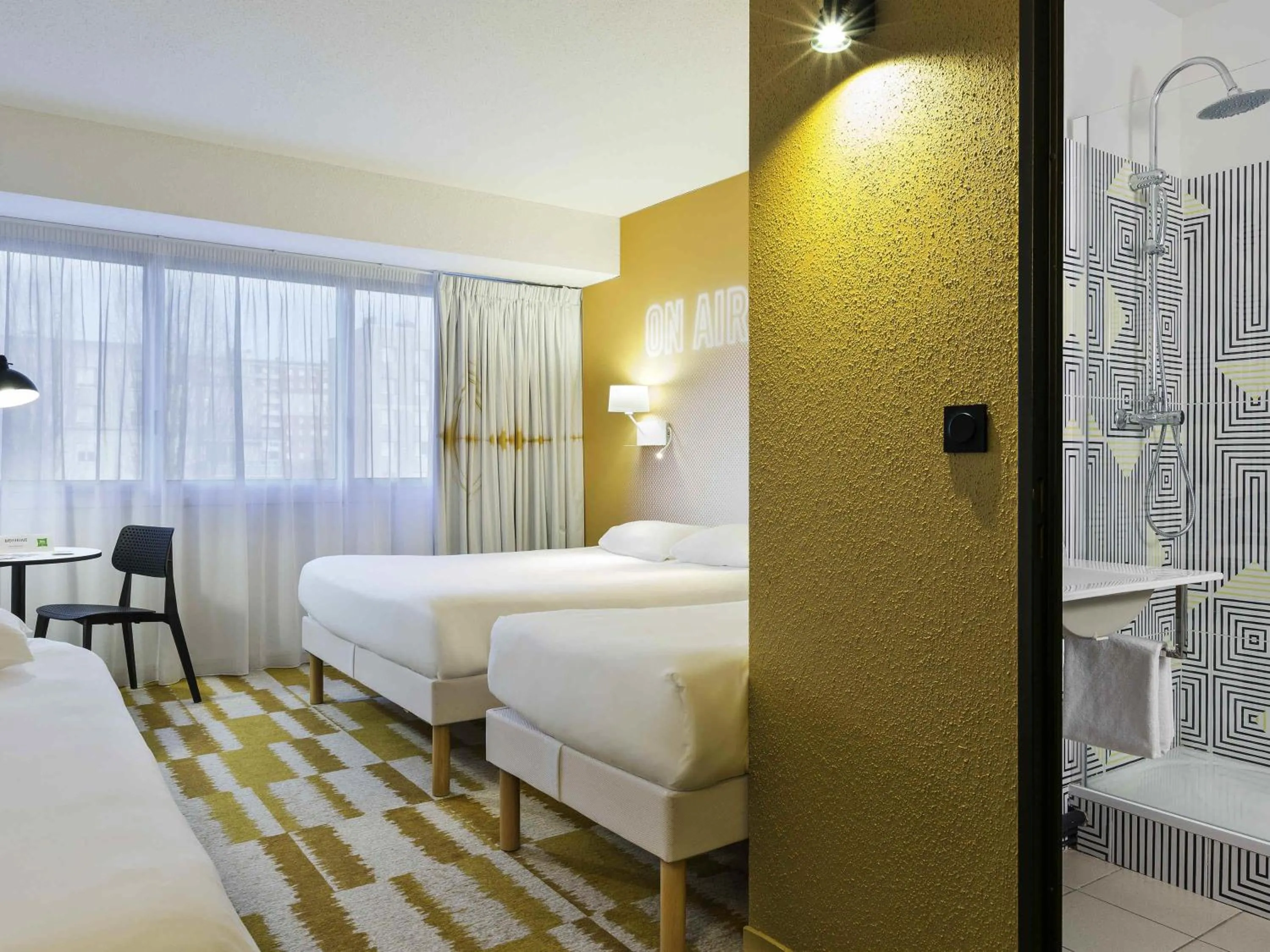 Bedroom, Bed in ibis Styles Massy Opéra