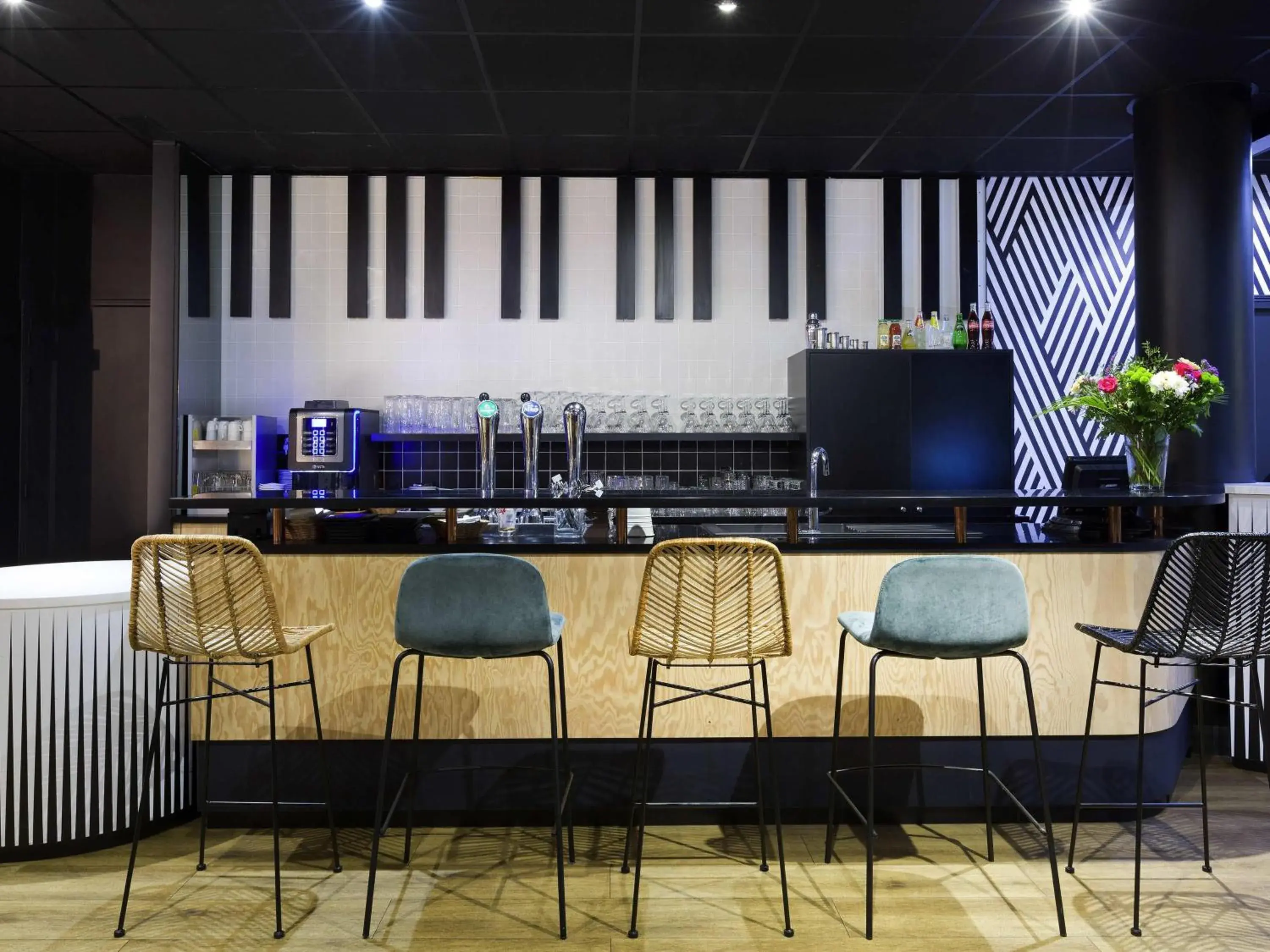 Lounge or bar in ibis Styles Massy Opéra Lounge or bar in ibis Styles Massy Opéra