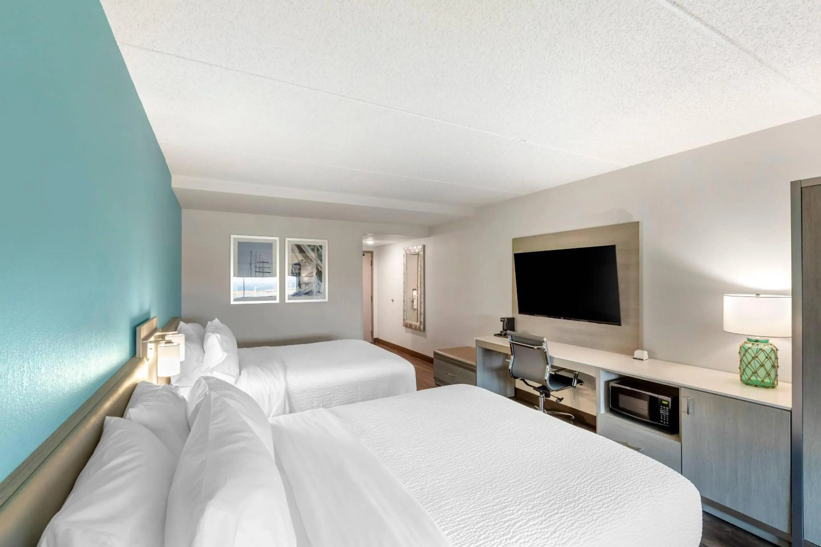 Bedroom, Bed in The Harborview on Lake Michigan, Ascend Hotel Collection