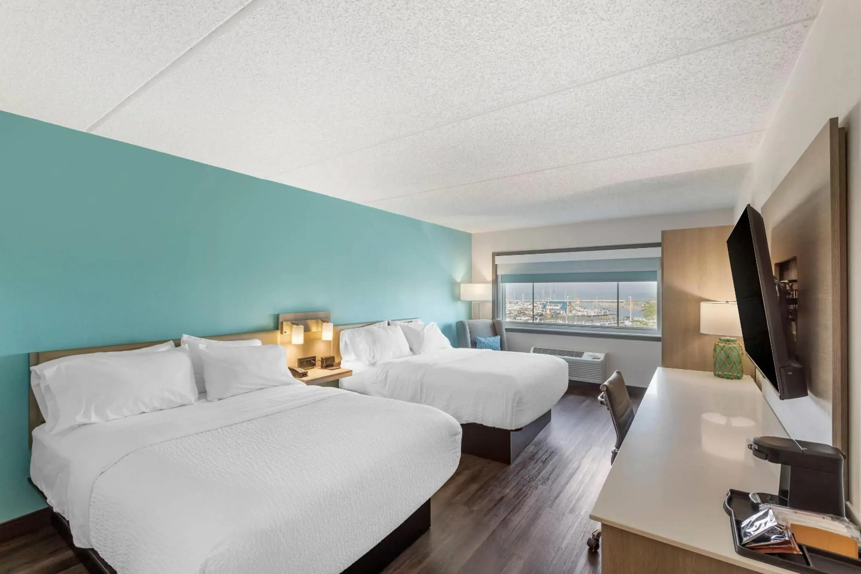 Bedroom, Bed in The Harborview on Lake Michigan, Ascend Hotel Collection Bedroom, Bed in The Harborview on Lake Michigan, Ascend Hotel Collection
