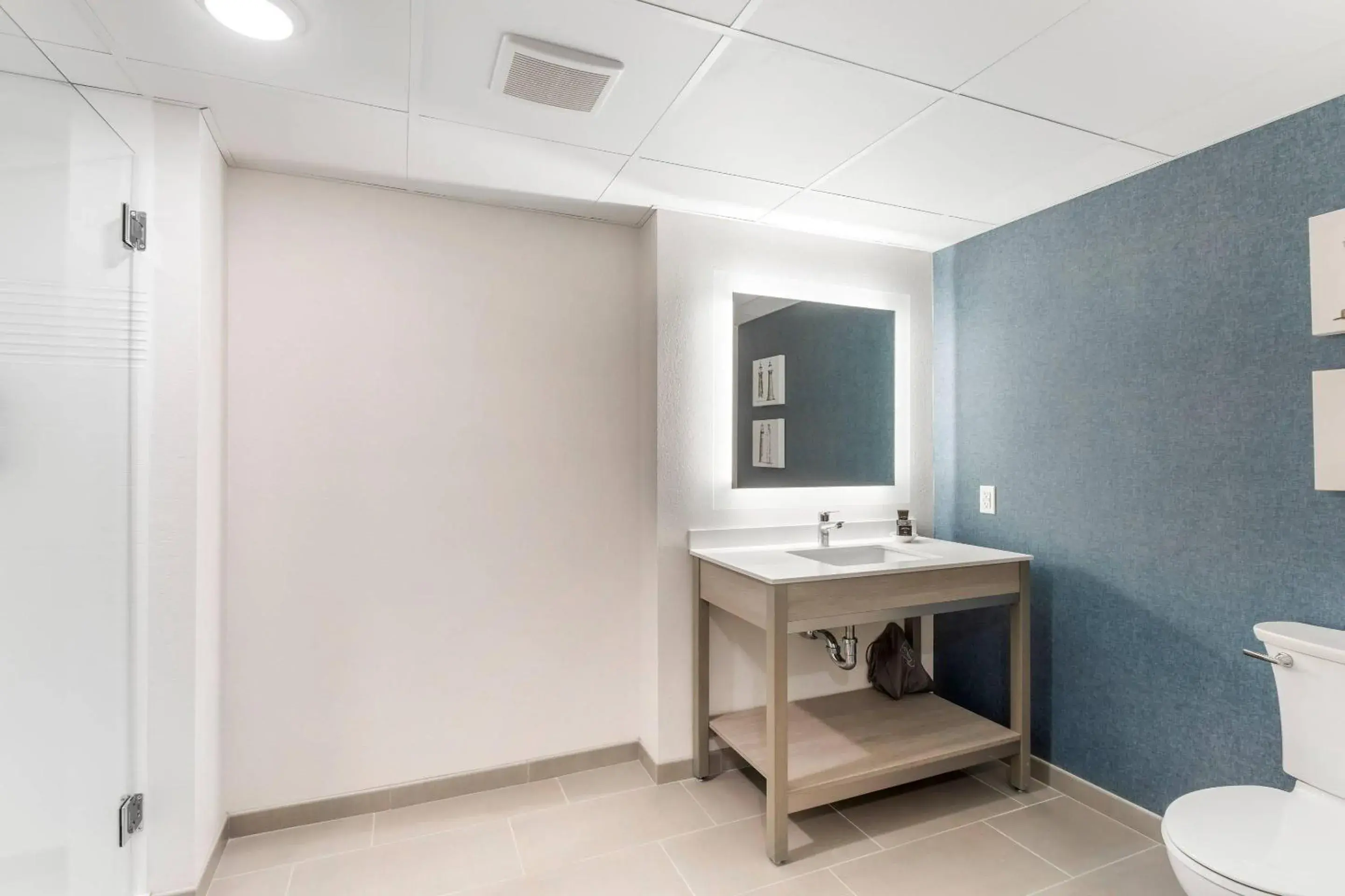 Bedroom in The Harborview on Lake Michigan, Ascend Hotel Collection Bedroom in The Harborview on Lake Michigan, Ascend Hotel Collection