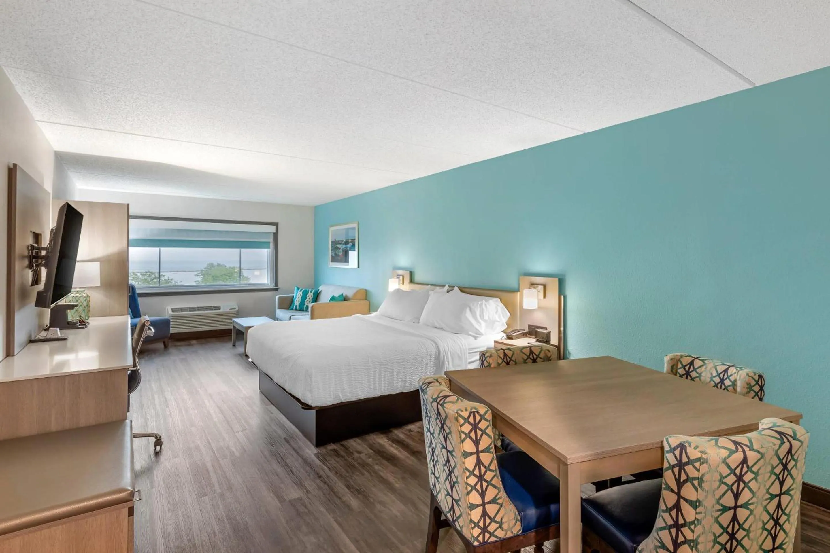 Bedroom, Bed in The Harborview on Lake Michigan, Ascend Hotel Collection