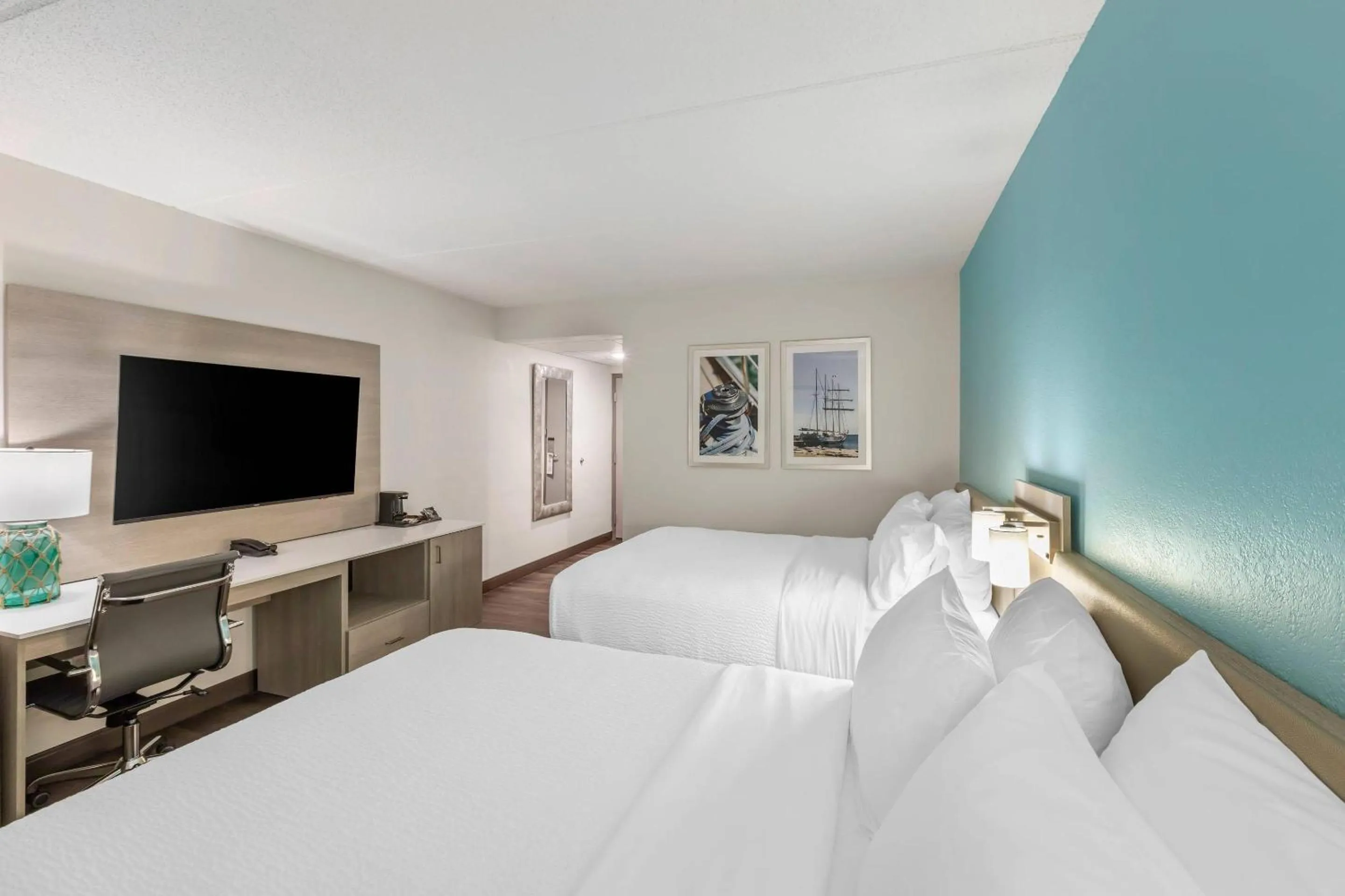 Bedroom, Bed in The Harborview on Lake Michigan, Ascend Hotel Collection