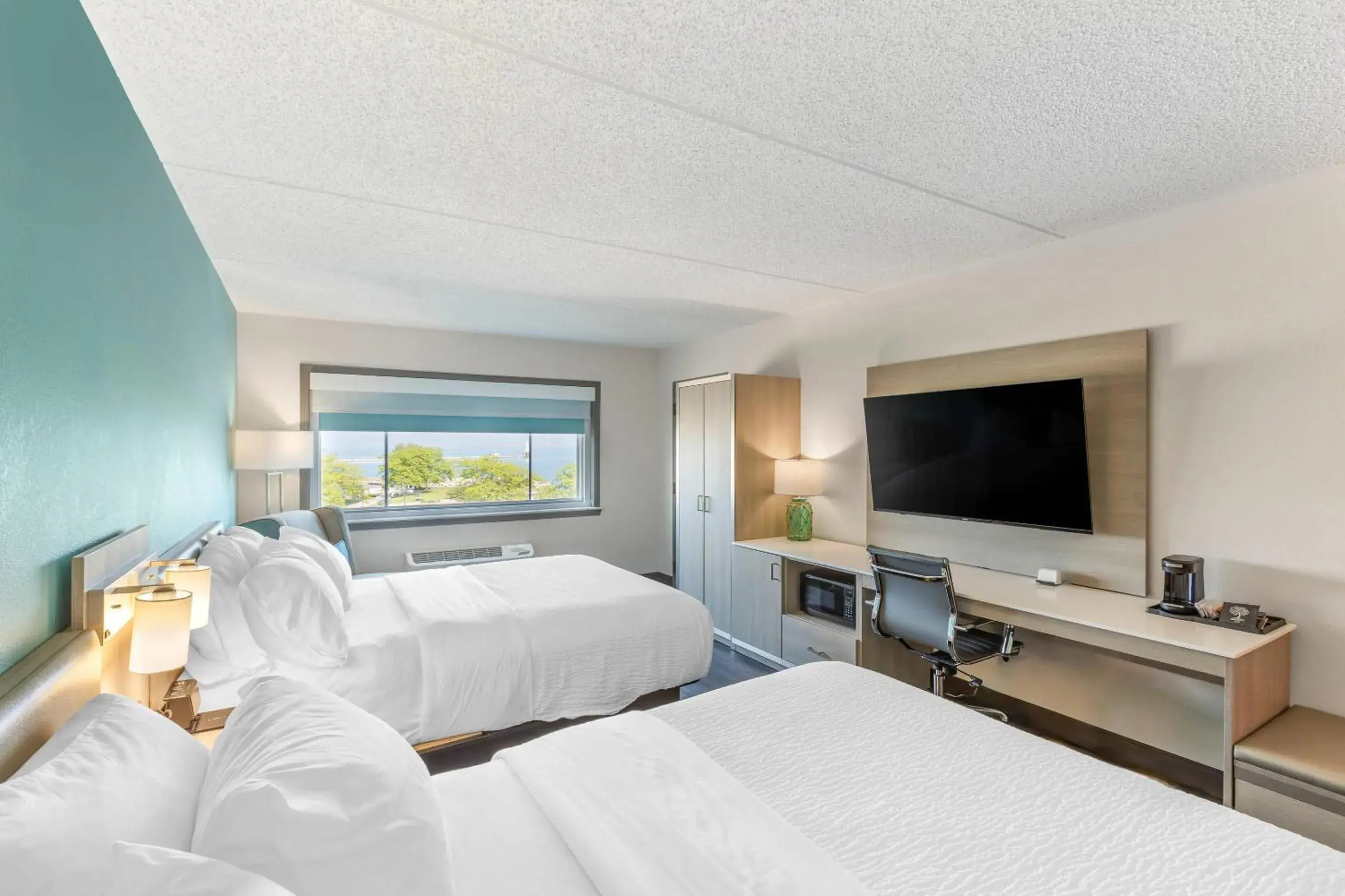 Bedroom, Bed in The Harborview on Lake Michigan, Ascend Hotel Collection Bedroom, Bed in The Harborview on Lake Michigan, Ascend Hotel Collection