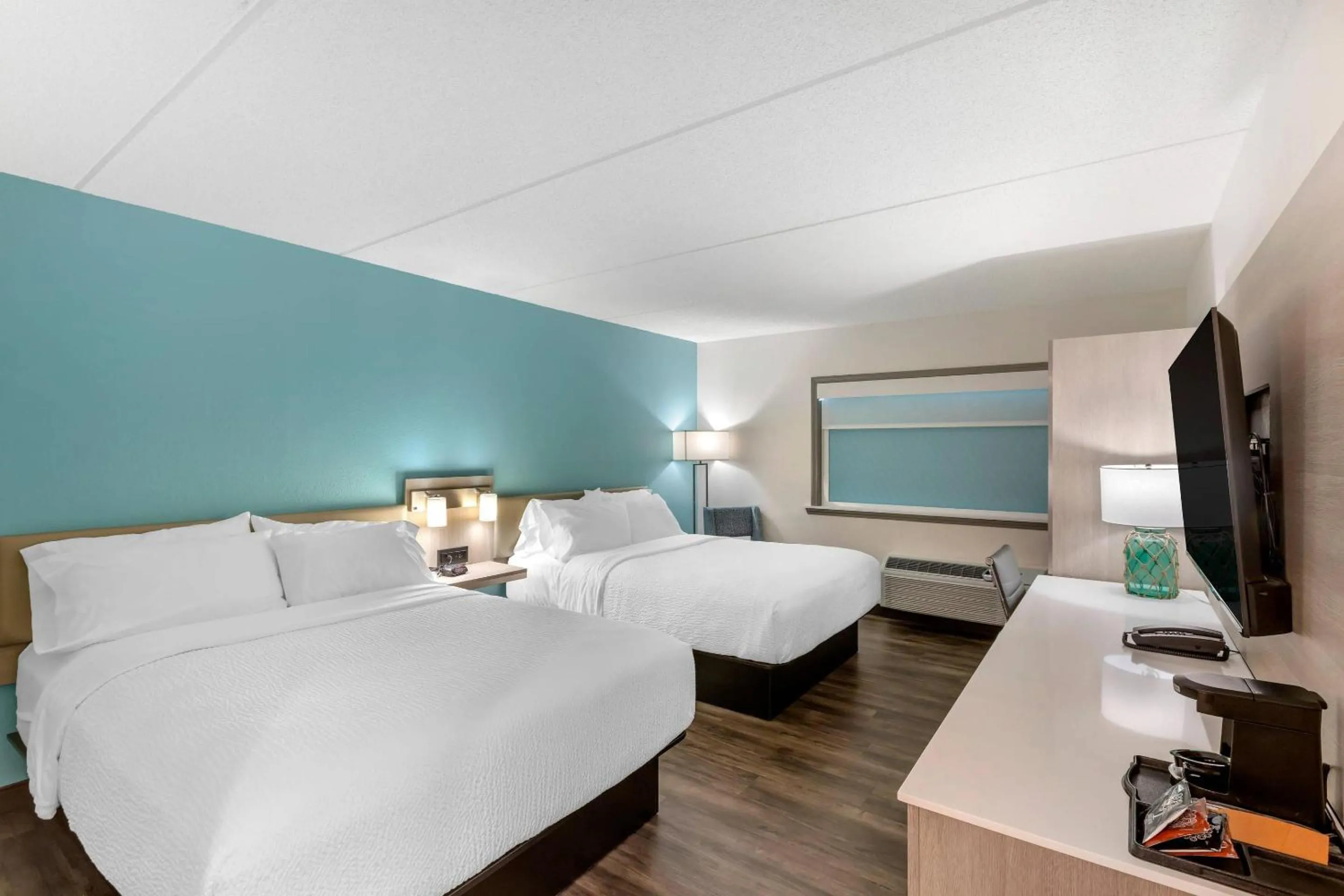Bedroom, Bed in The Harborview on Lake Michigan, Ascend Hotel Collection