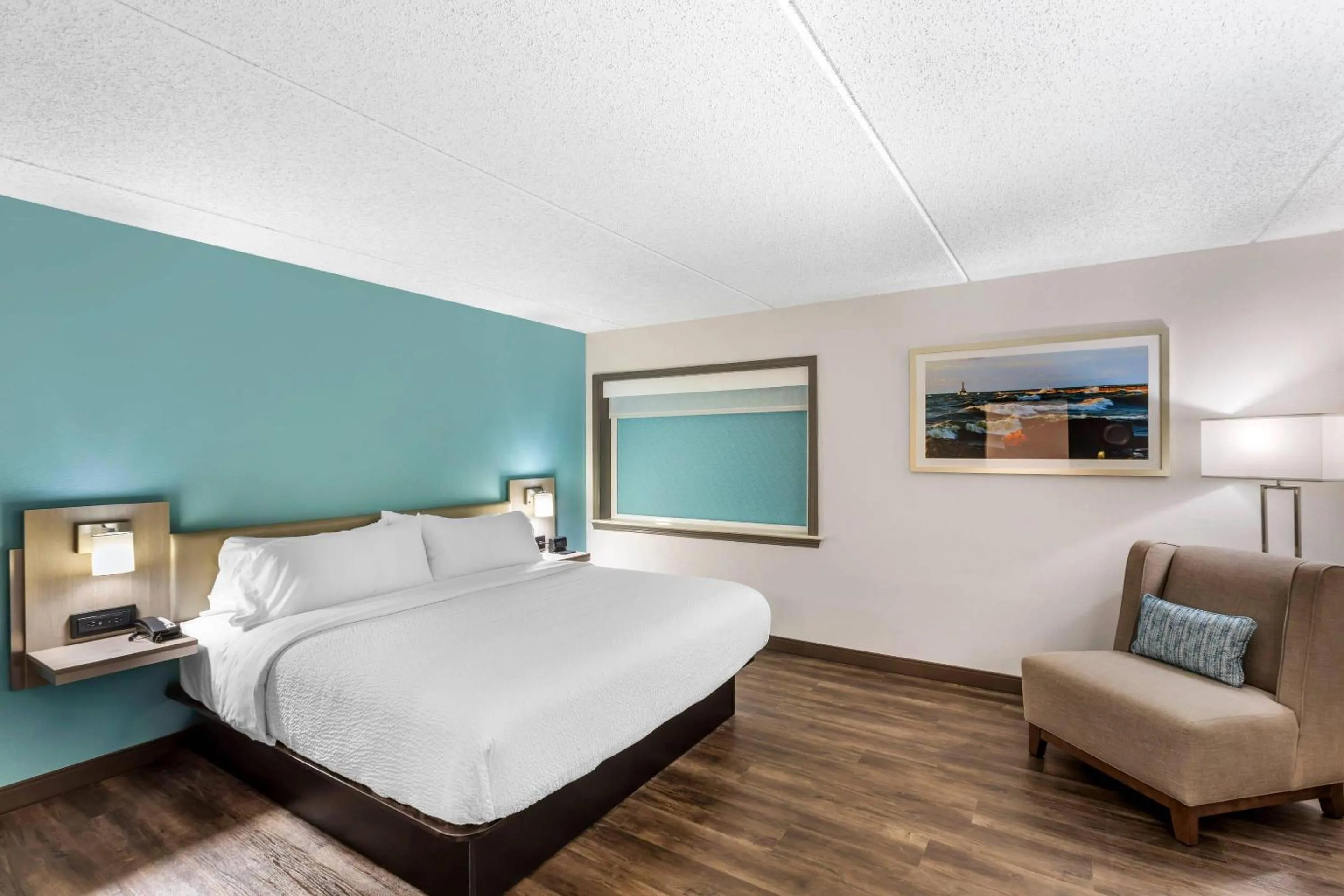 Bedroom, Bed in The Harborview on Lake Michigan, Ascend Hotel Collection