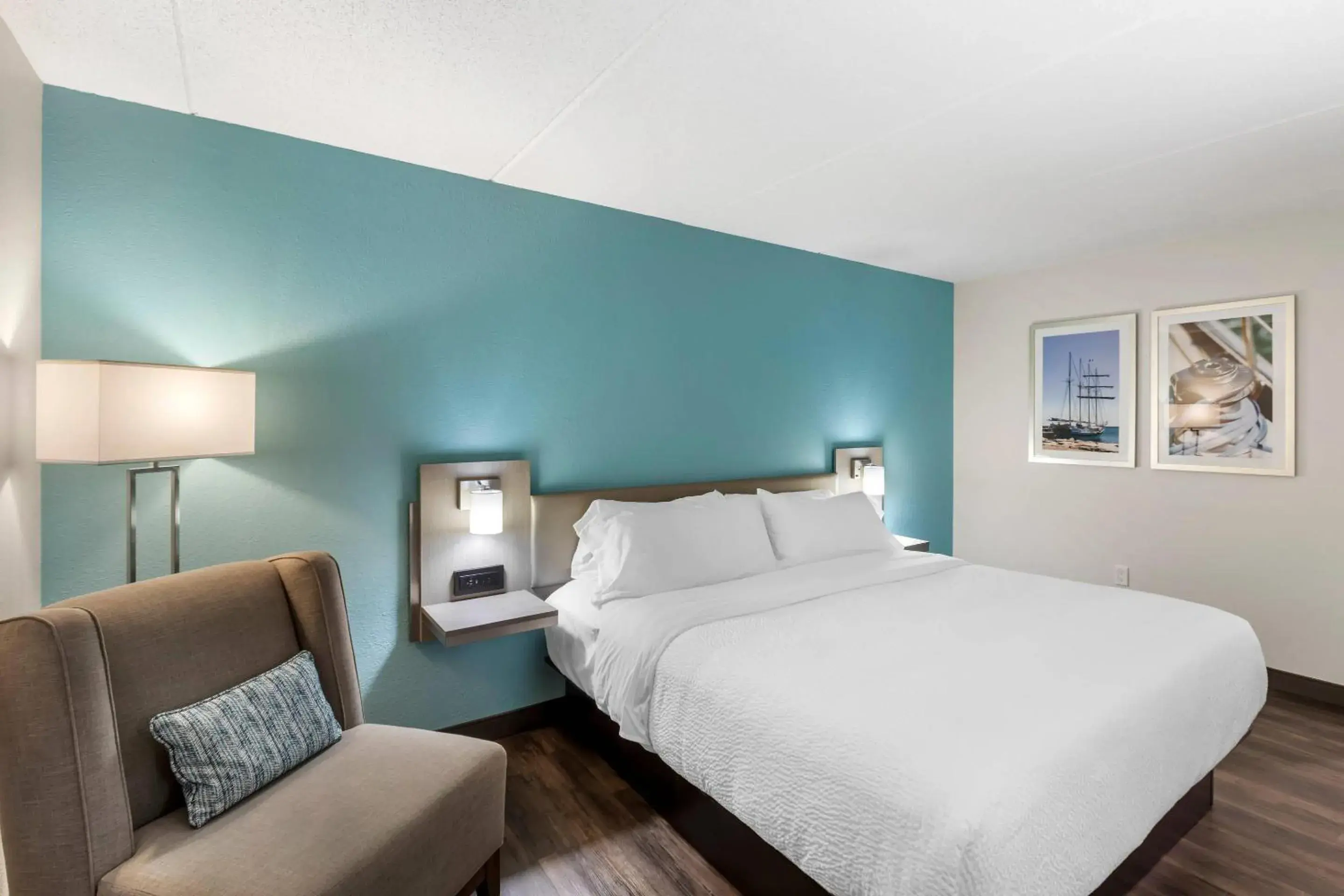 Bedroom, Bed in The Harborview on Lake Michigan, Ascend Hotel Collection Bedroom, Bed in The Harborview on Lake Michigan, Ascend Hotel Collection