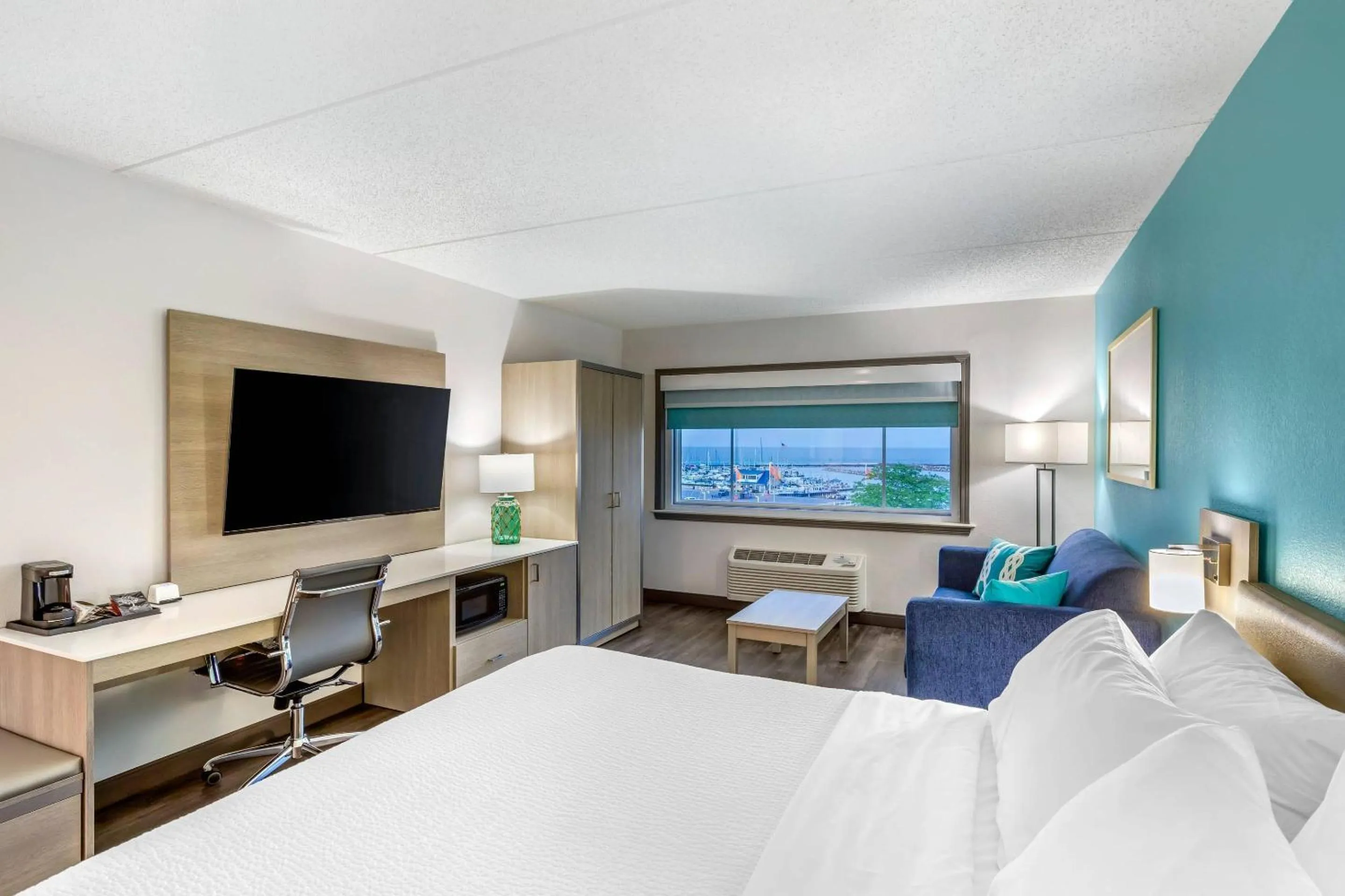 Bedroom, Bed in The Harborview on Lake Michigan, Ascend Hotel Collection