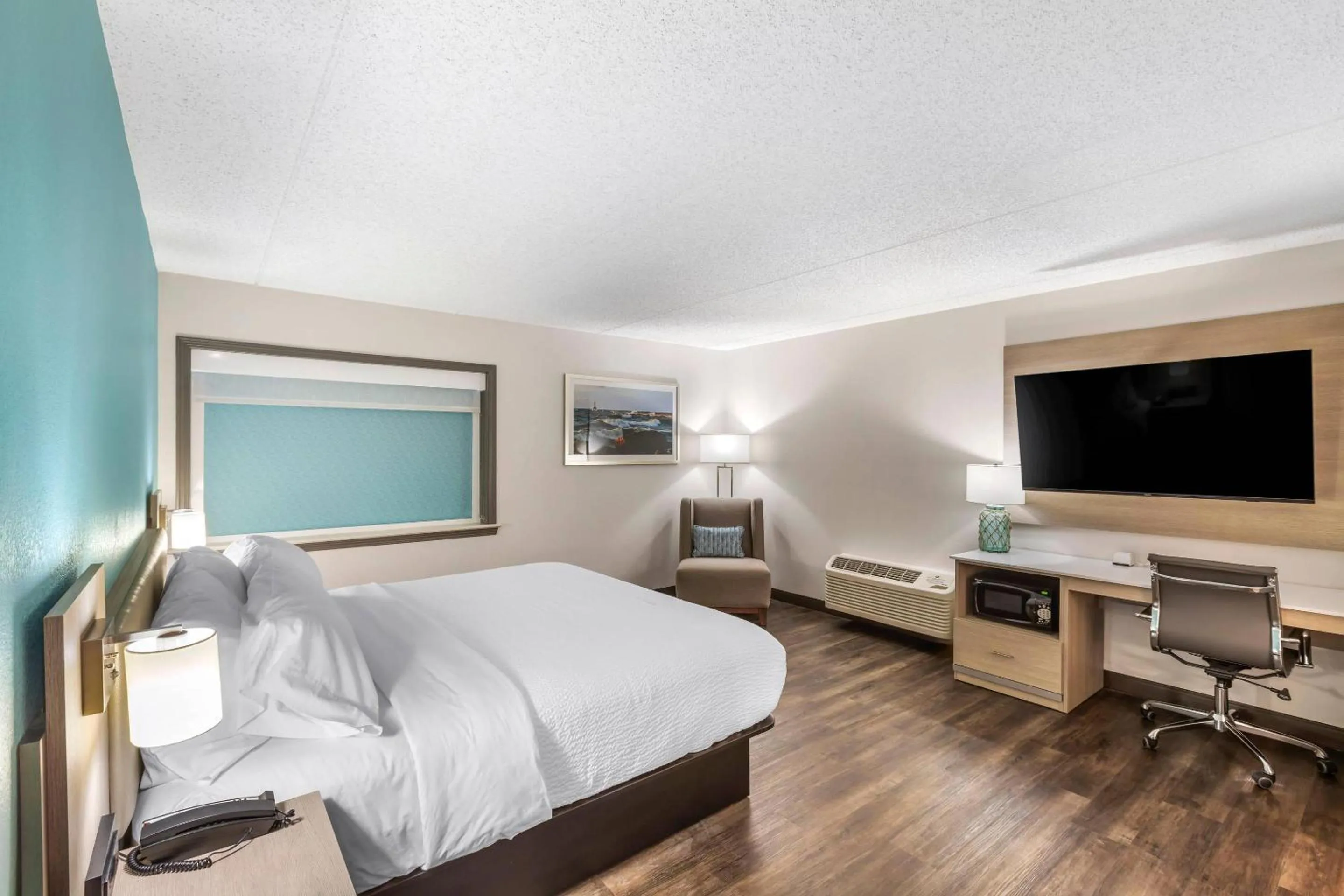 Bedroom, Bed in The Harborview on Lake Michigan, Ascend Hotel Collection