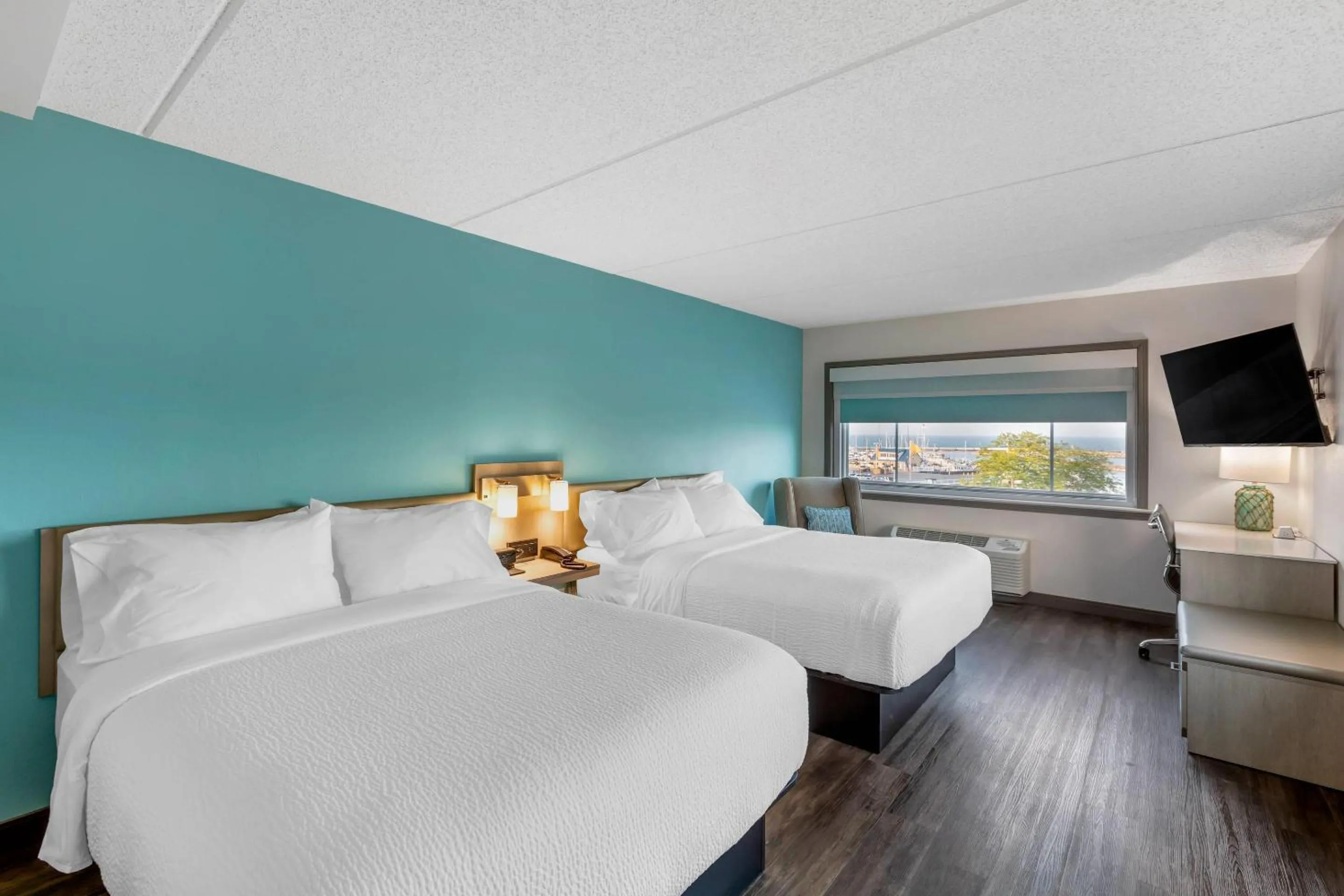 Bedroom, Bed in The Harborview on Lake Michigan, Ascend Hotel Collection