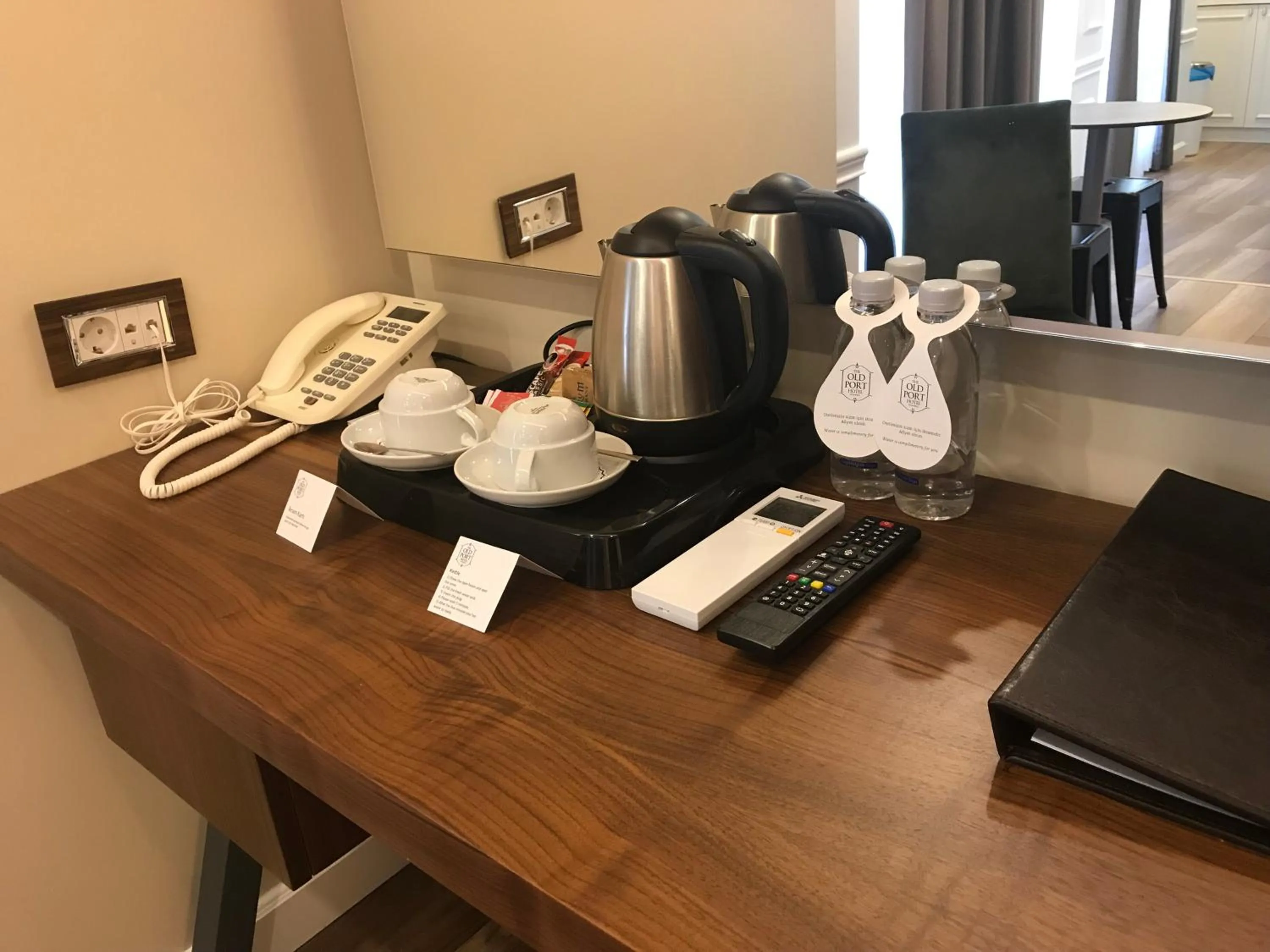Coffee/tea facilities in Old Port Hotel Suit