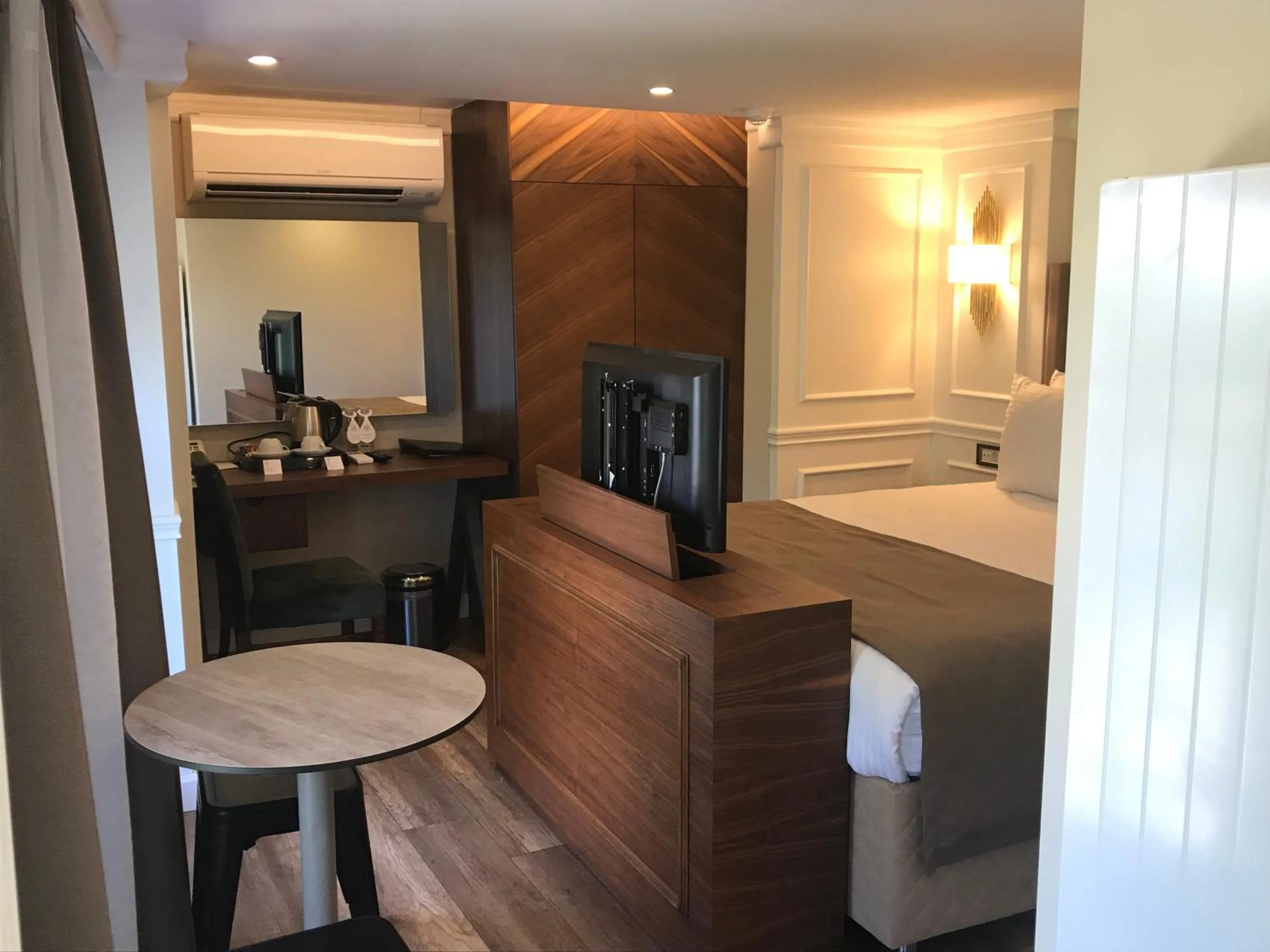 Photo of the whole room in Old Port Hotel Suit