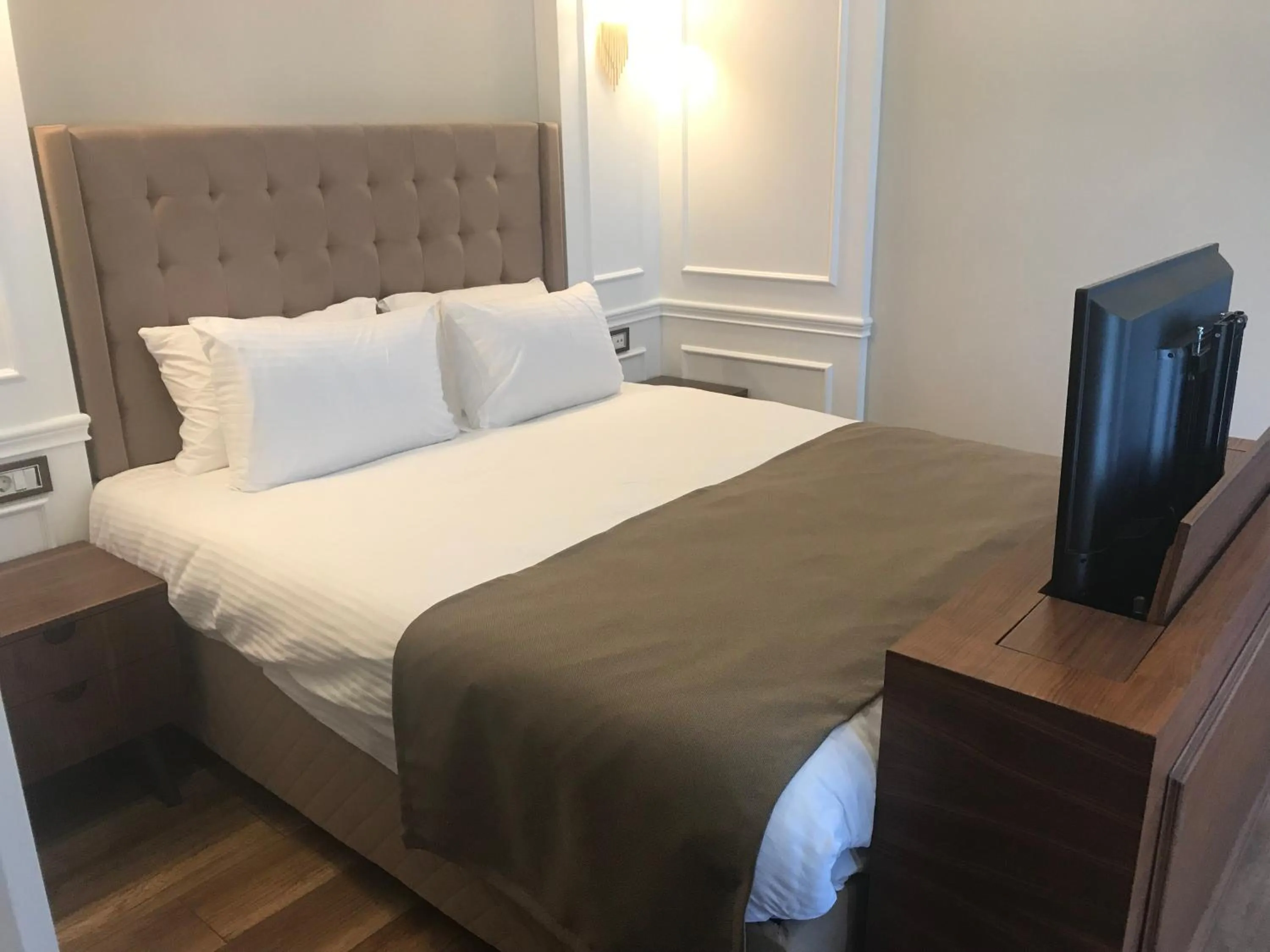 Bed in Old Port Hotel Suit