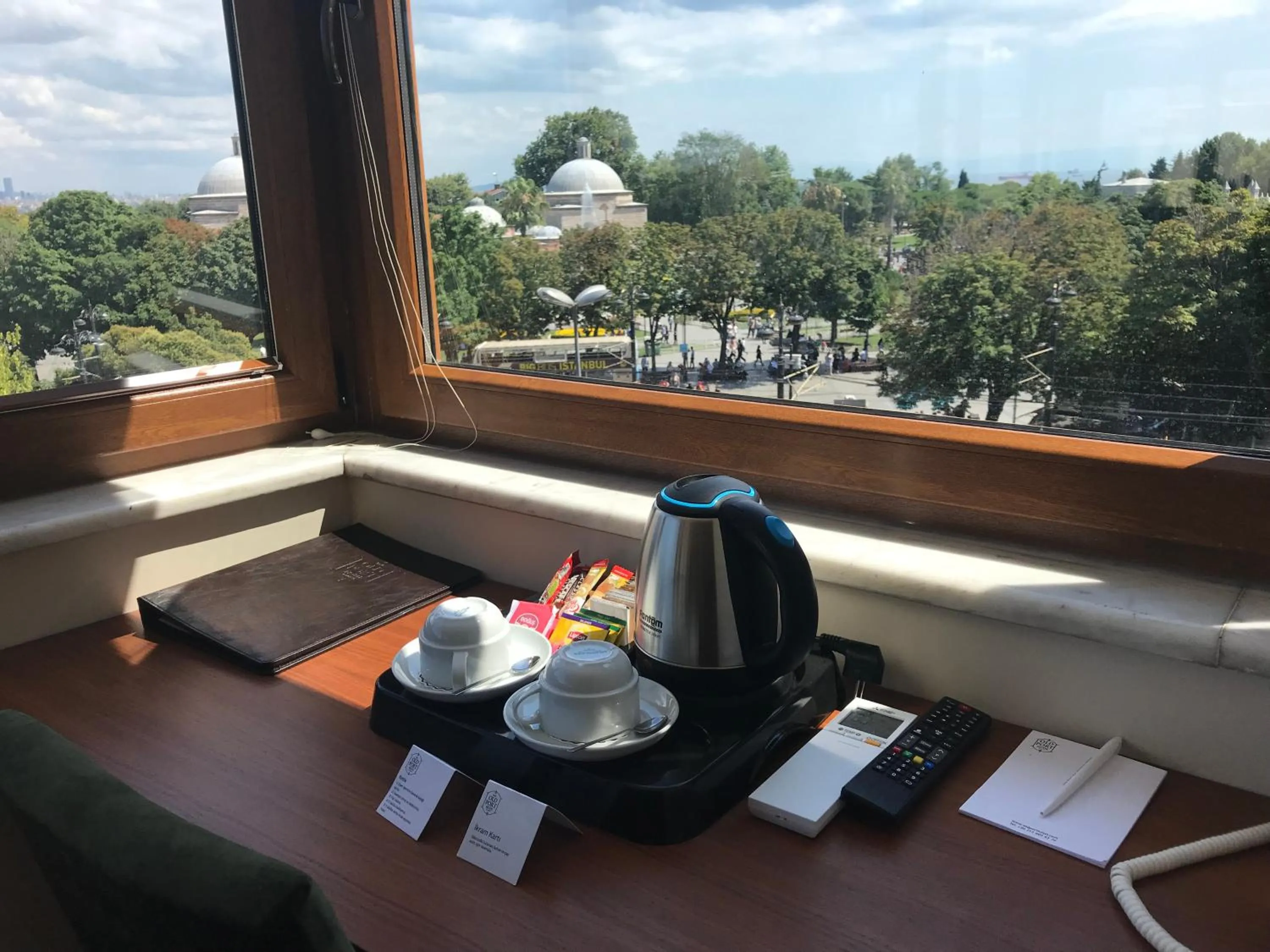 Coffee/tea facilities in Old Port Hotel Suit