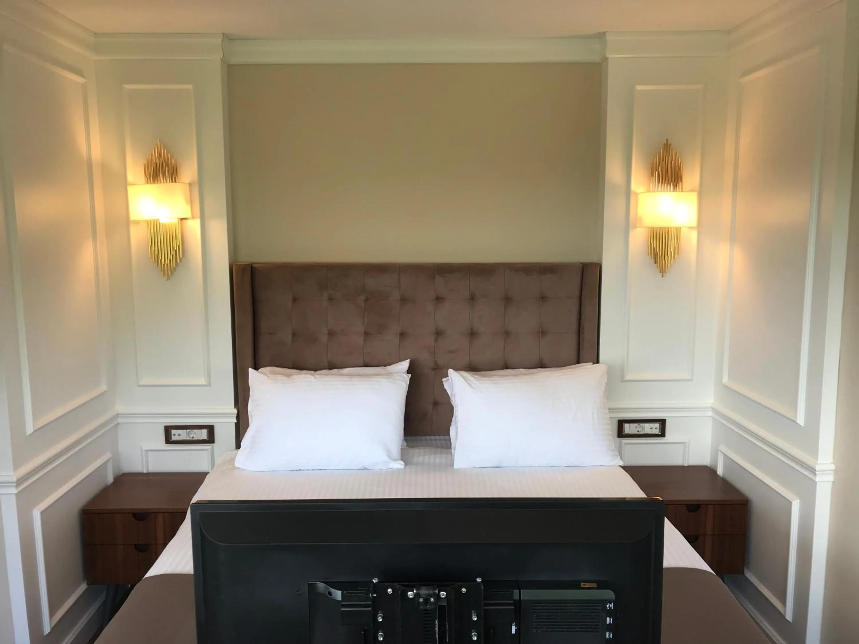 Bed in Old Port Hotel Suit