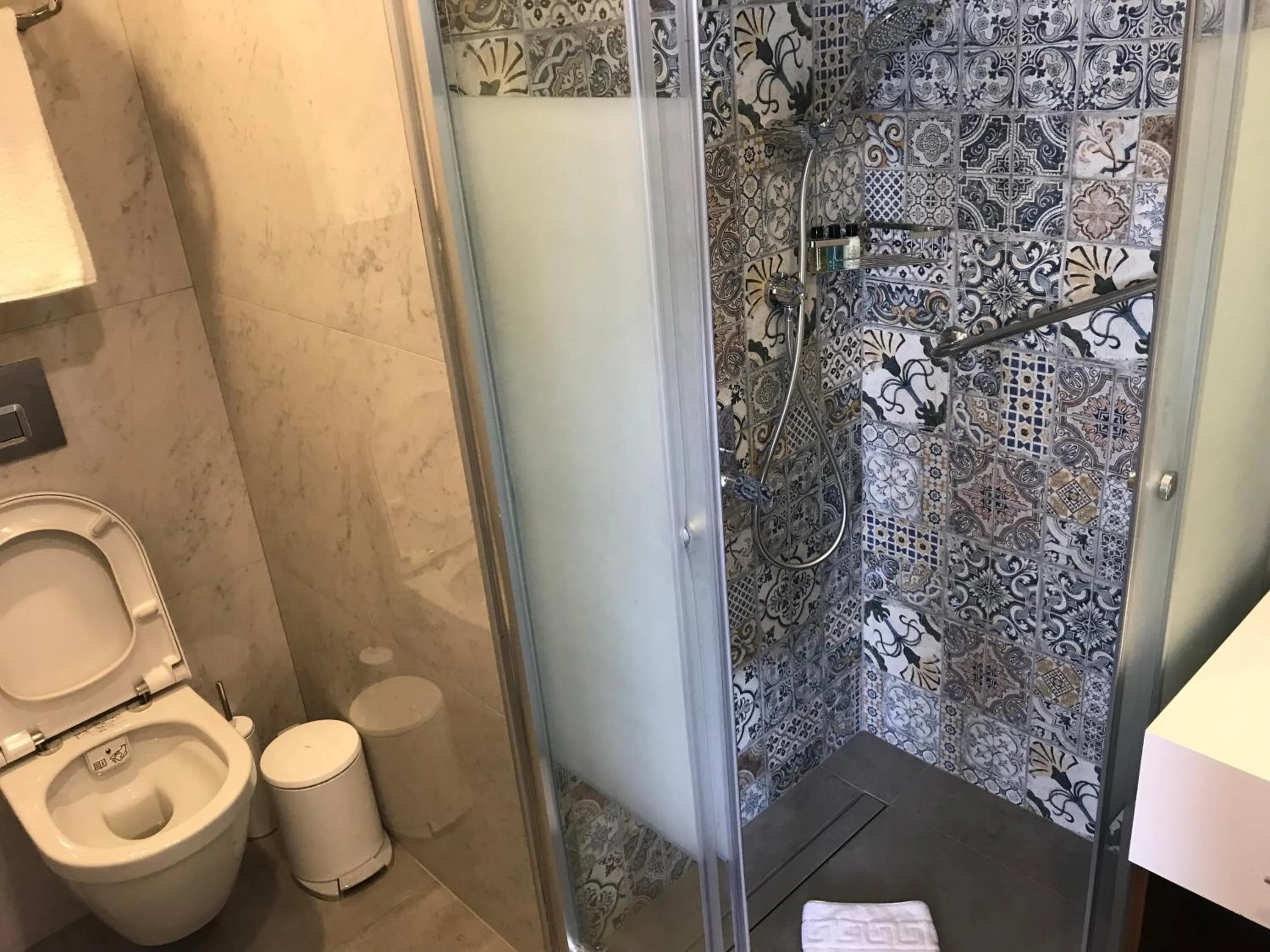 Shower in Old Port Hotel Suit