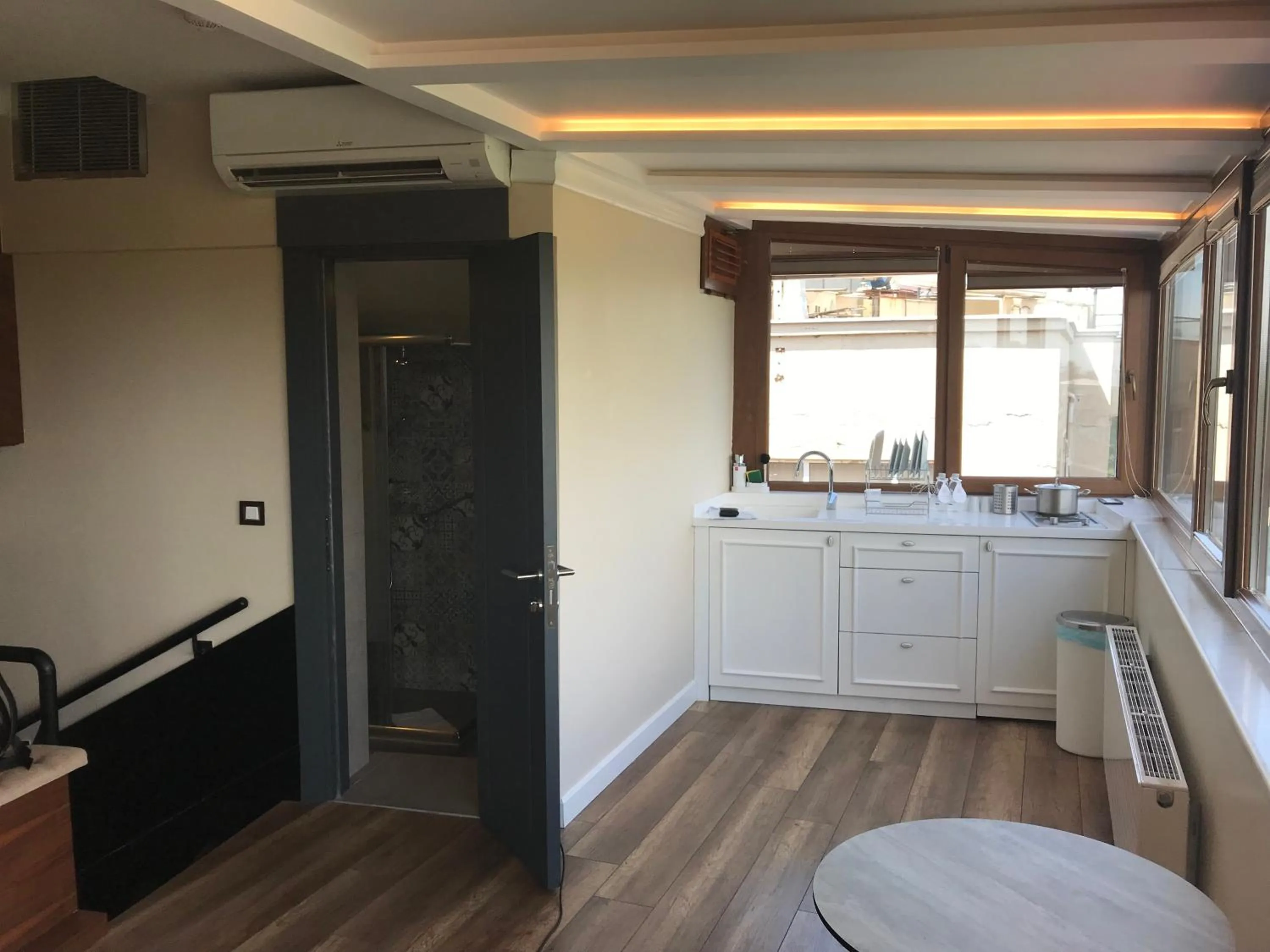 Kitchen or kitchenette in Old Port Hotel Suit