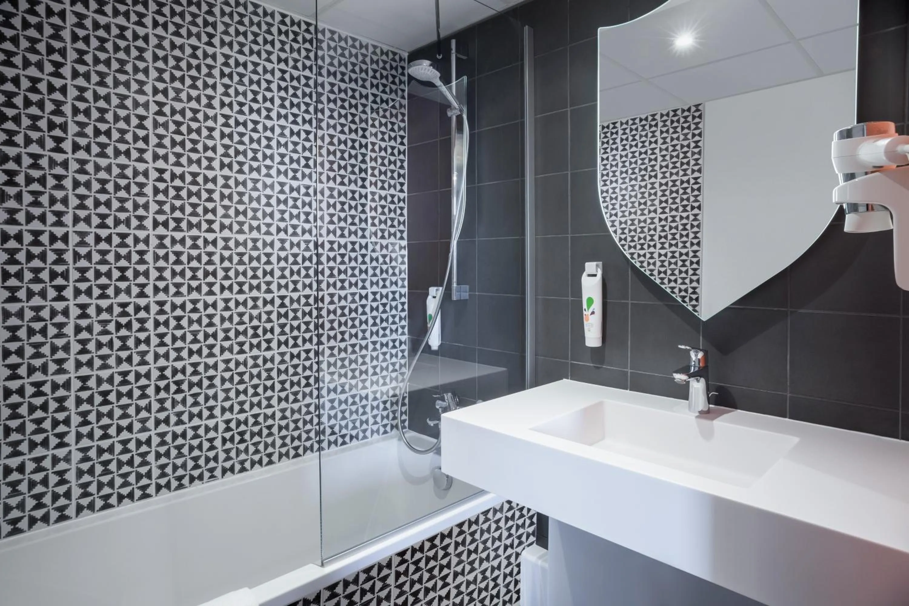 Bathroom in ibis Styles Carcassonne La Cité