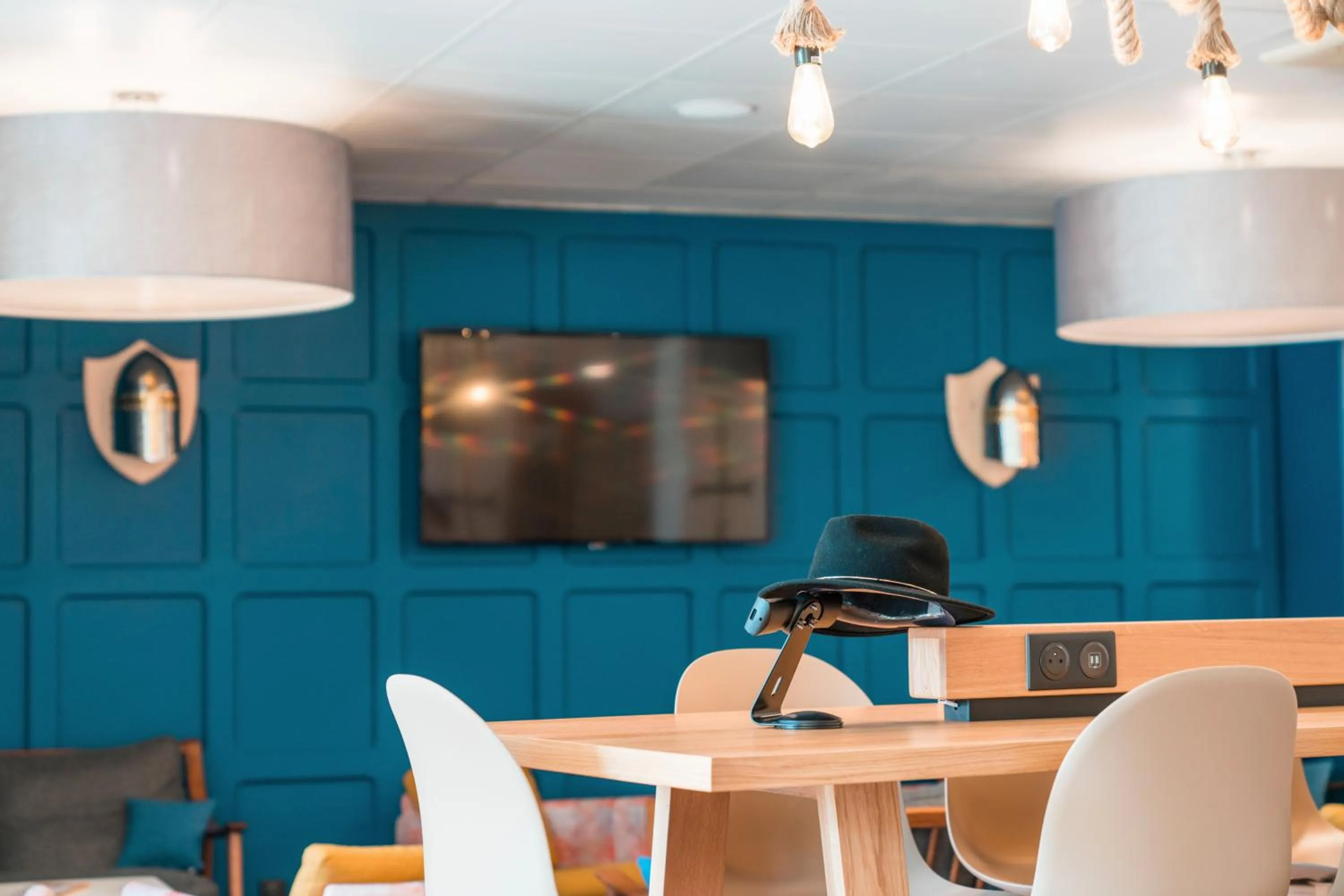 Communal lounge/ TV room in ibis Styles Carcassonne La Cité