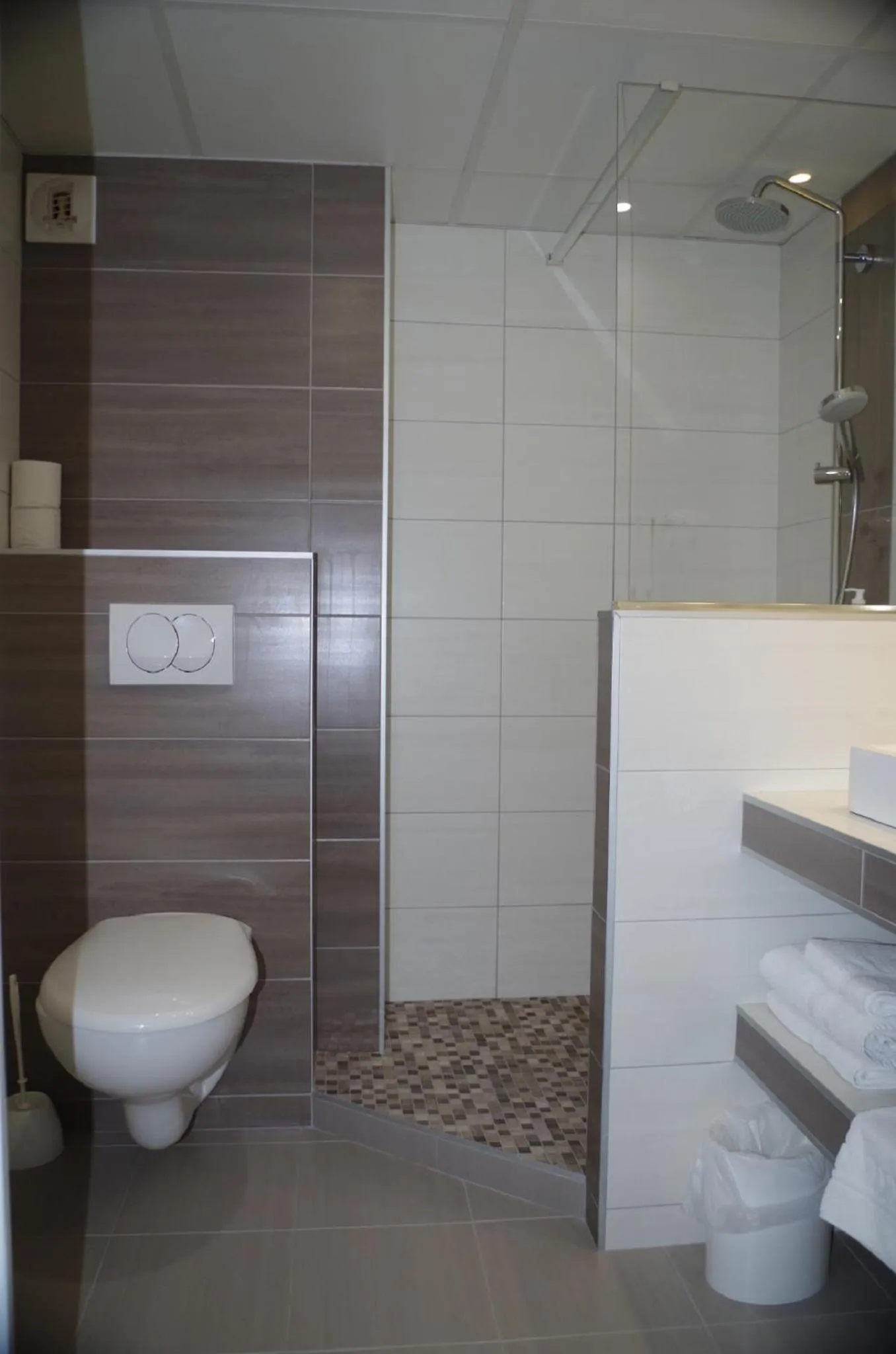 Shower in ibis Styles Carcassonne La Cité