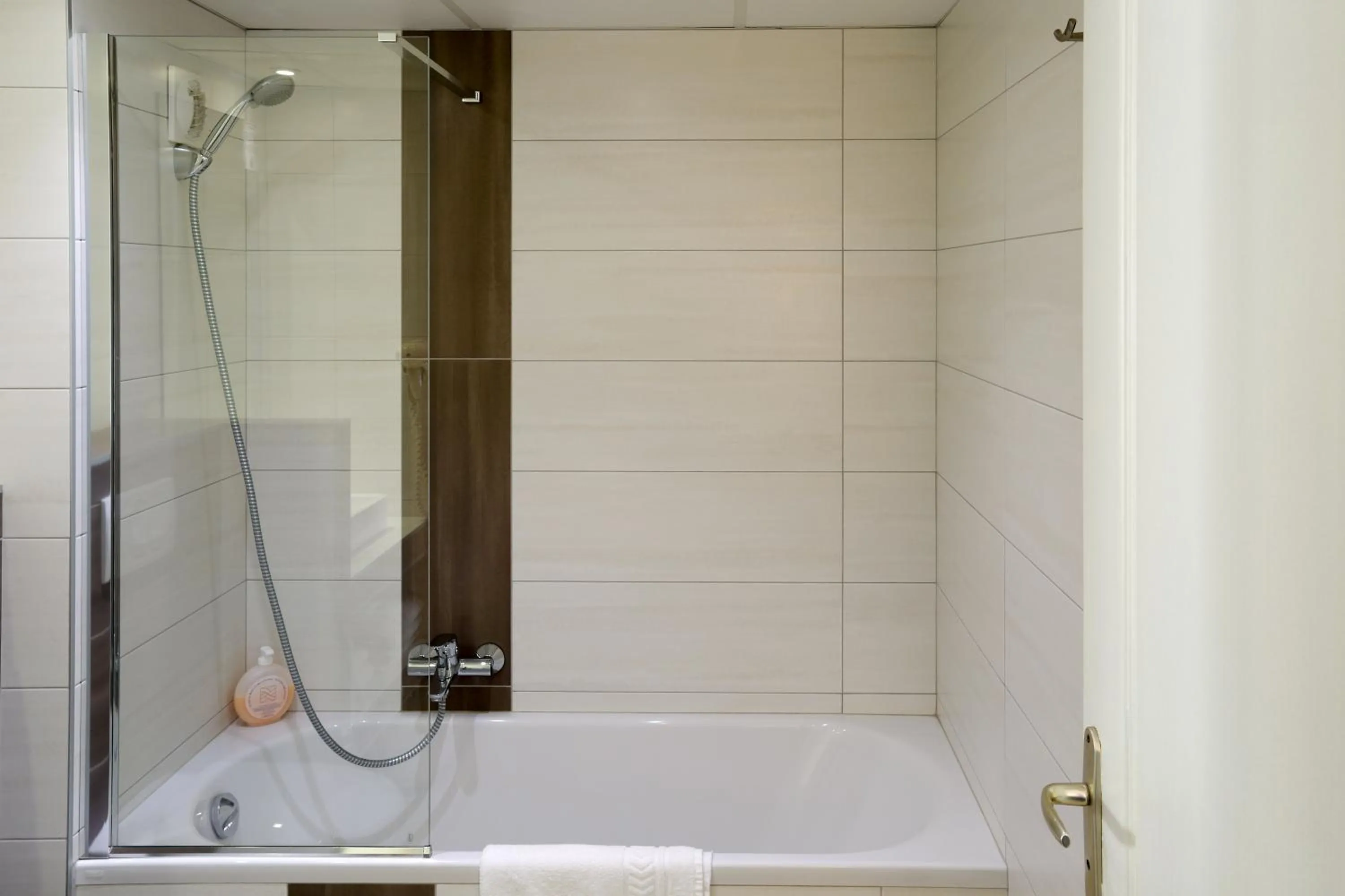 Bathroom in ibis Styles Carcassonne La Cité