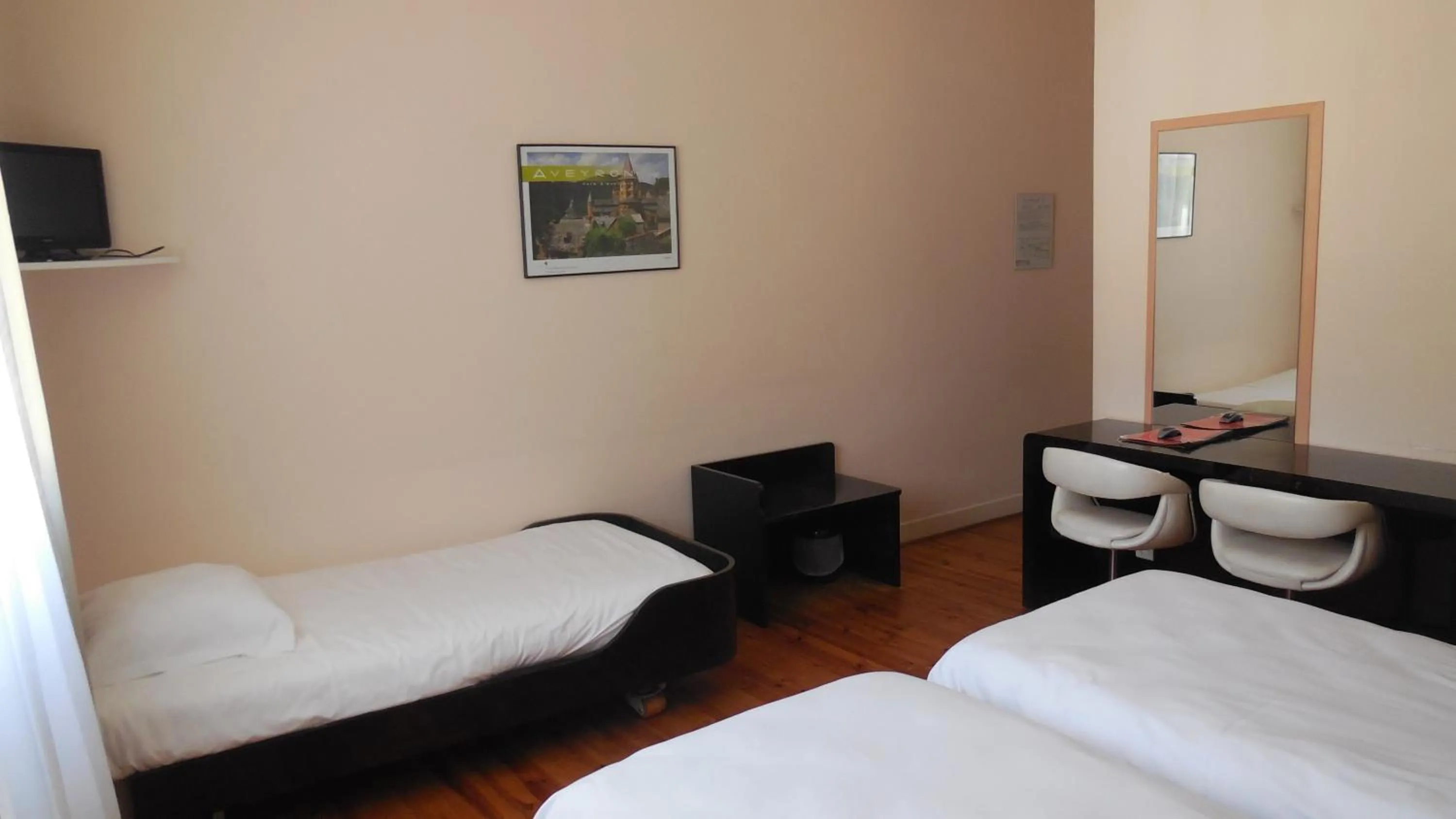 Photo of the whole room, Bed in Logis Hotel Restaurant des Voyageurs