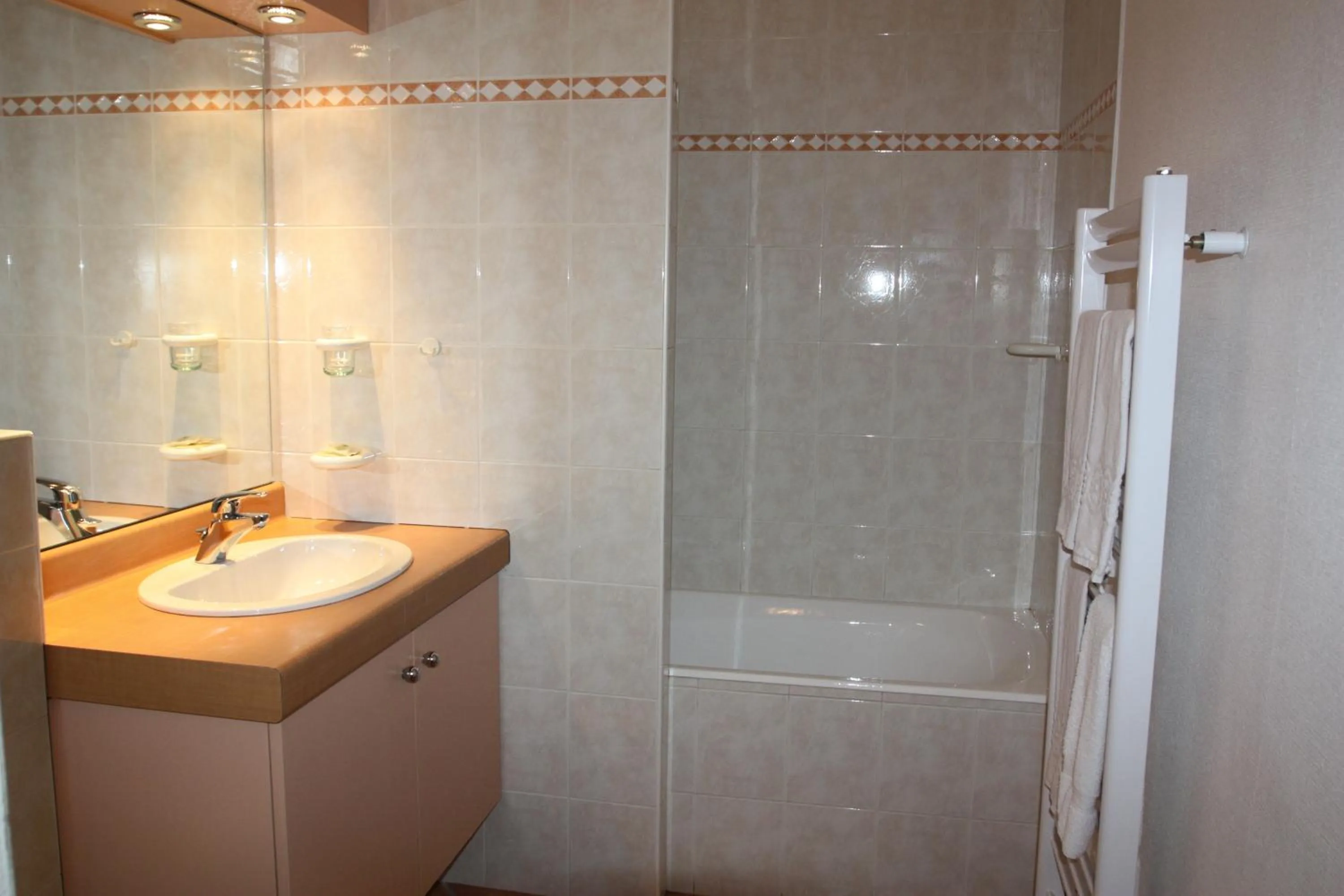 Bathroom in Logis Hotel Restaurant des Voyageurs