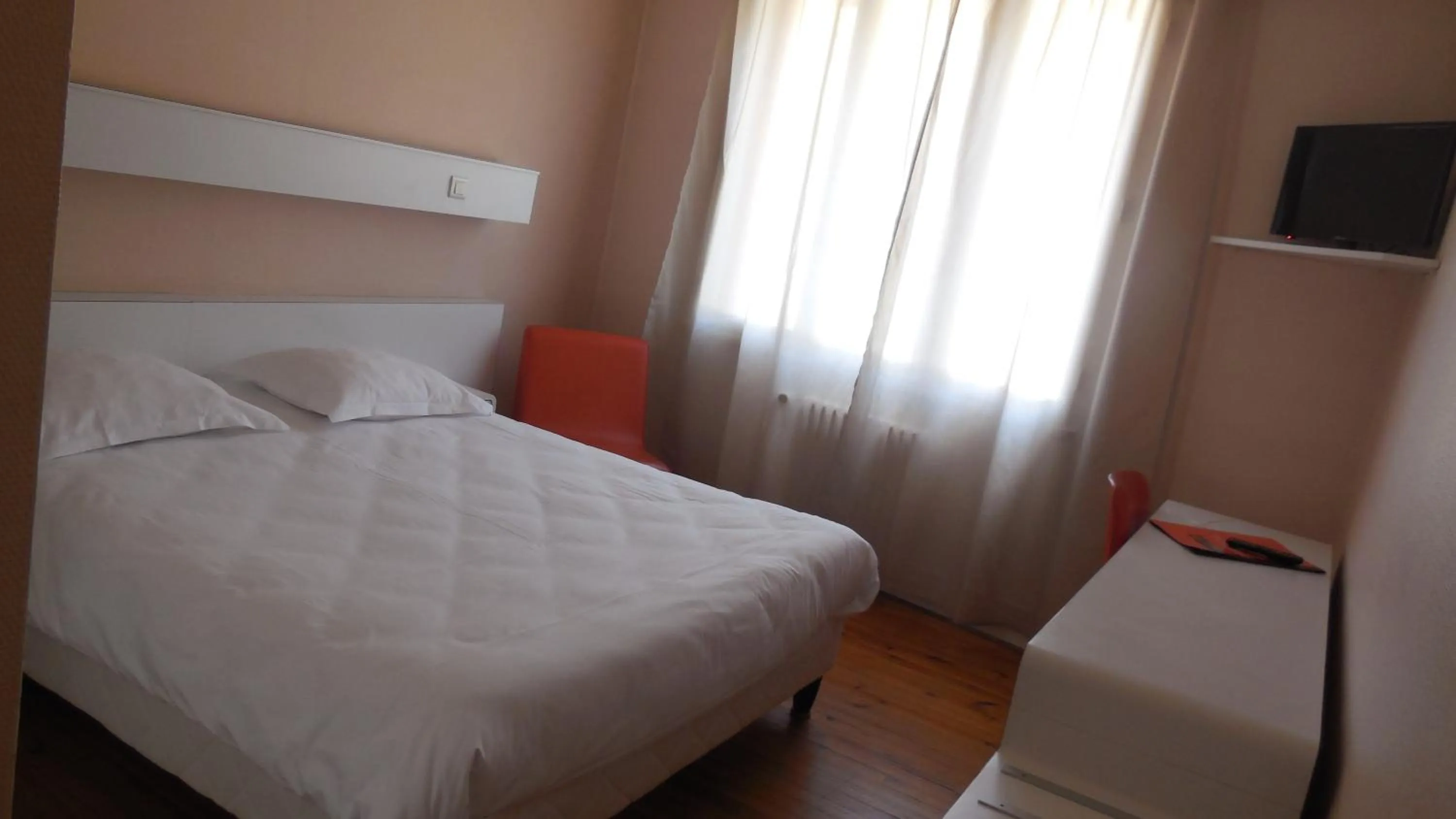 Photo of the whole room, Bed in Logis Hotel Restaurant des Voyageurs