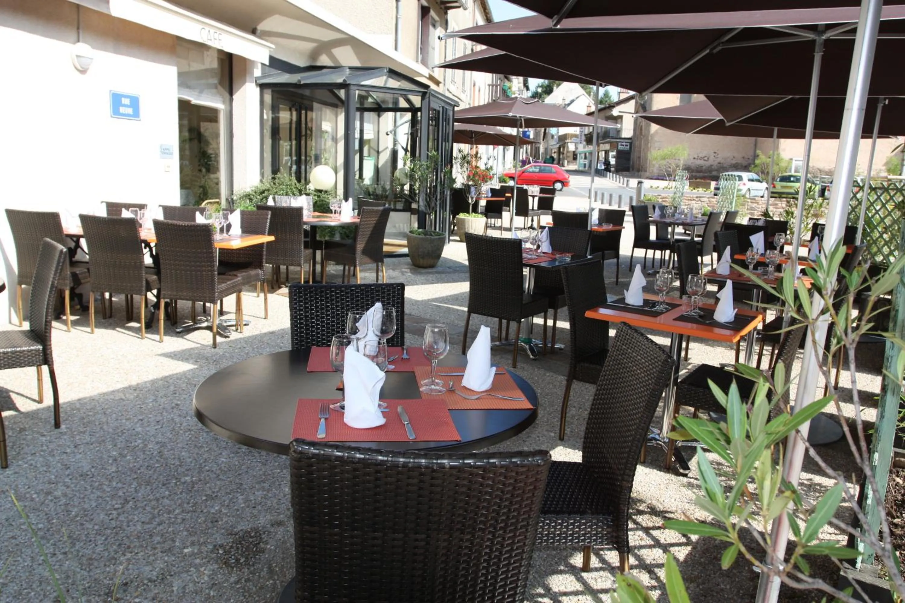 Patio in Logis Hotel Restaurant des Voyageurs